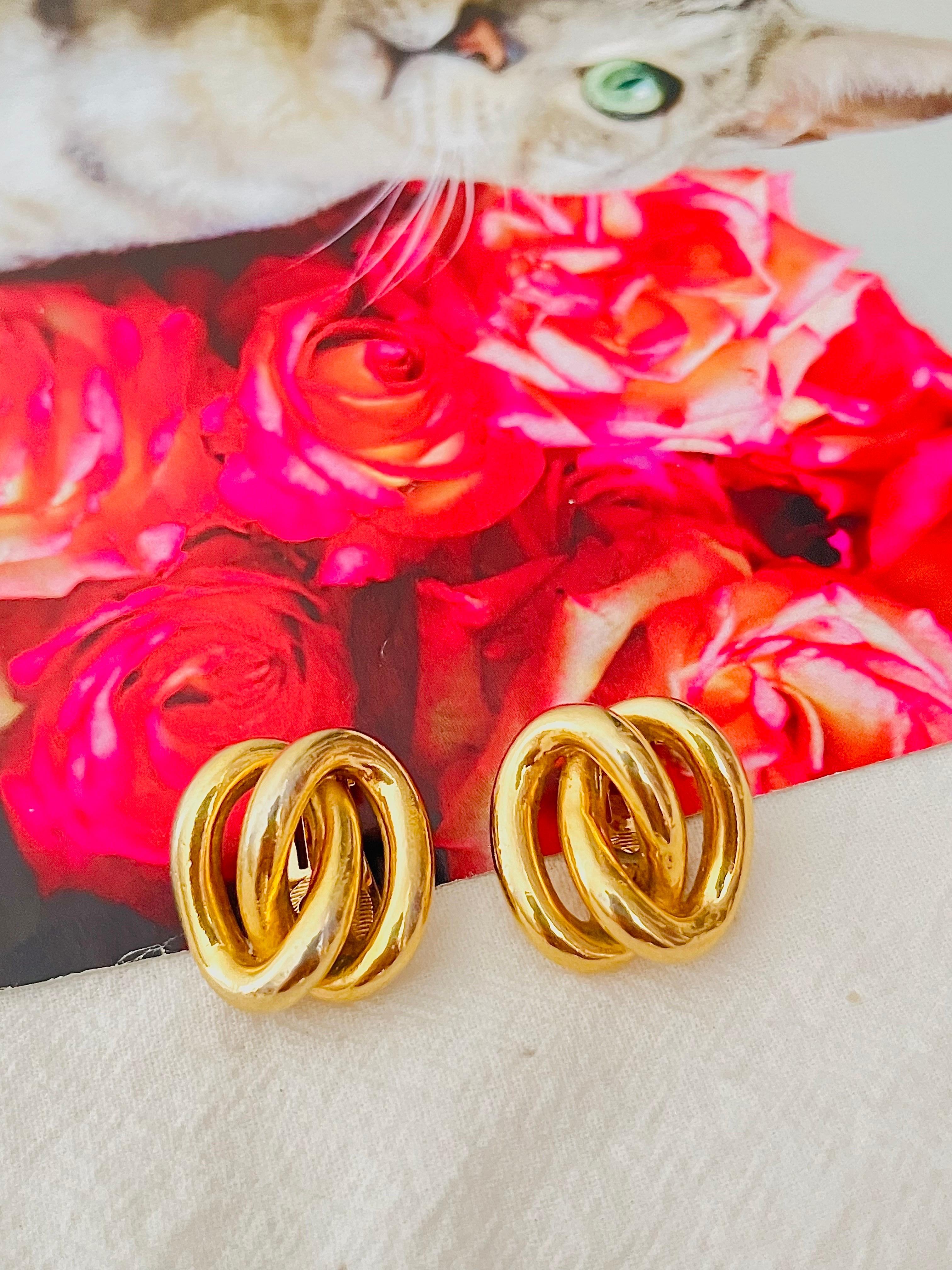 Christian Dior Vintage 1980s Double Oval Knot Rope Interlock Hoop Chunky Clip Earrings, Gold Tone

Very good condition. Light scratches and colour loss, barely noticeable. 100% Genuine.

A very beautiful pair of earrings by Chr. DIOR, signed at the