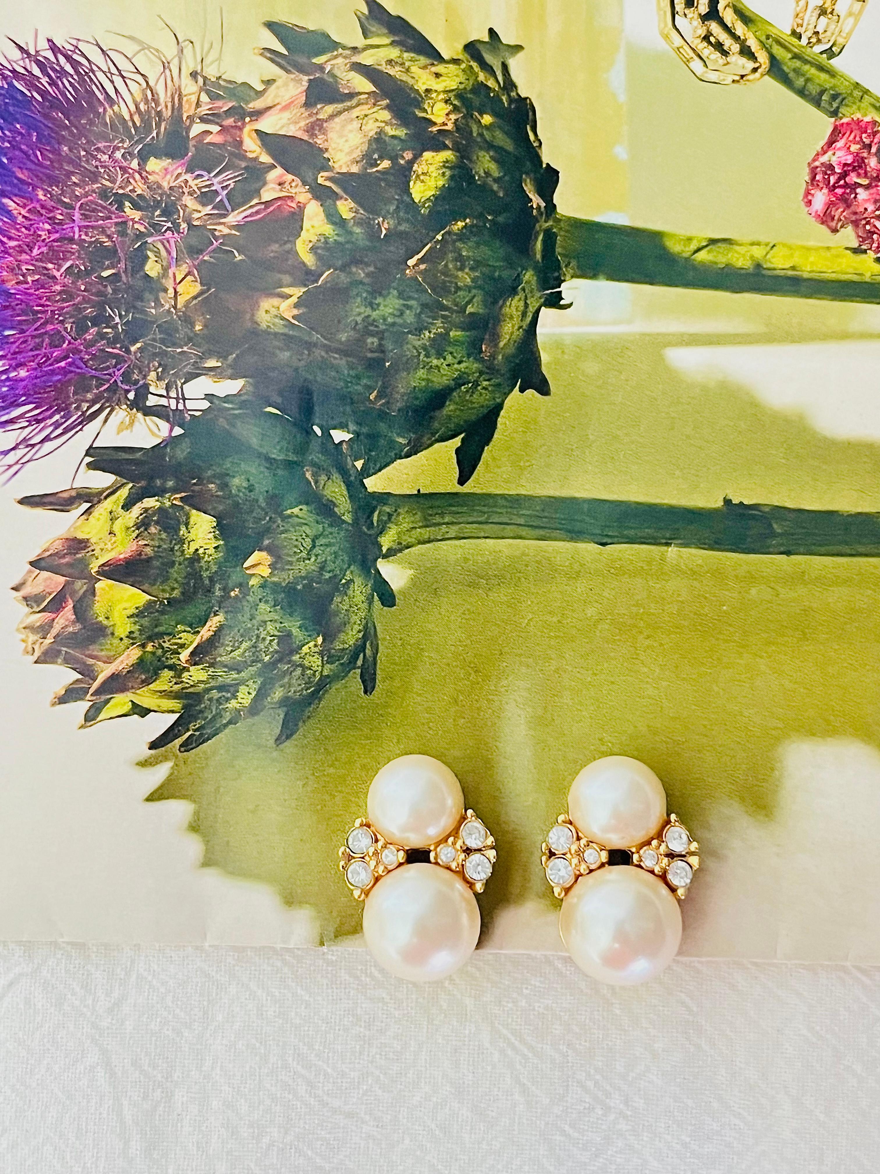 Christian Dior Vintage 1980s Double White Pearls Cluster Crystals Clip Earrings, Gold Tone

Very excellent condition. 100% genuine. 

A very beautiful pair of clip on earrings by Chr. DIOR, signed at the back.

Size: 2.0*1.2 cm.

Weight: 6.0