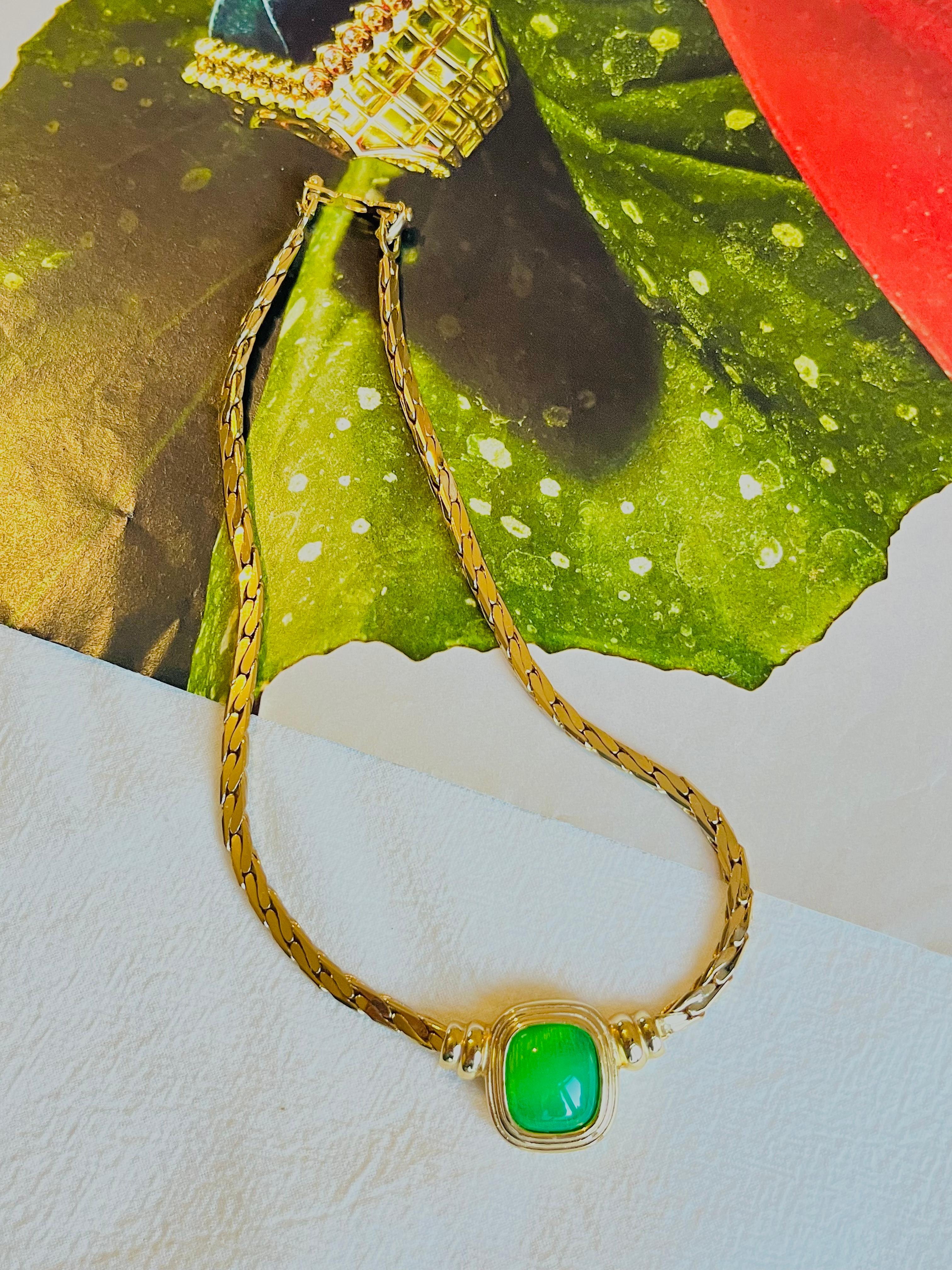 Art déco Christian Dior, collier pendentif vintage rectangulaire cabochon vert émeraude des années 1980 en vente