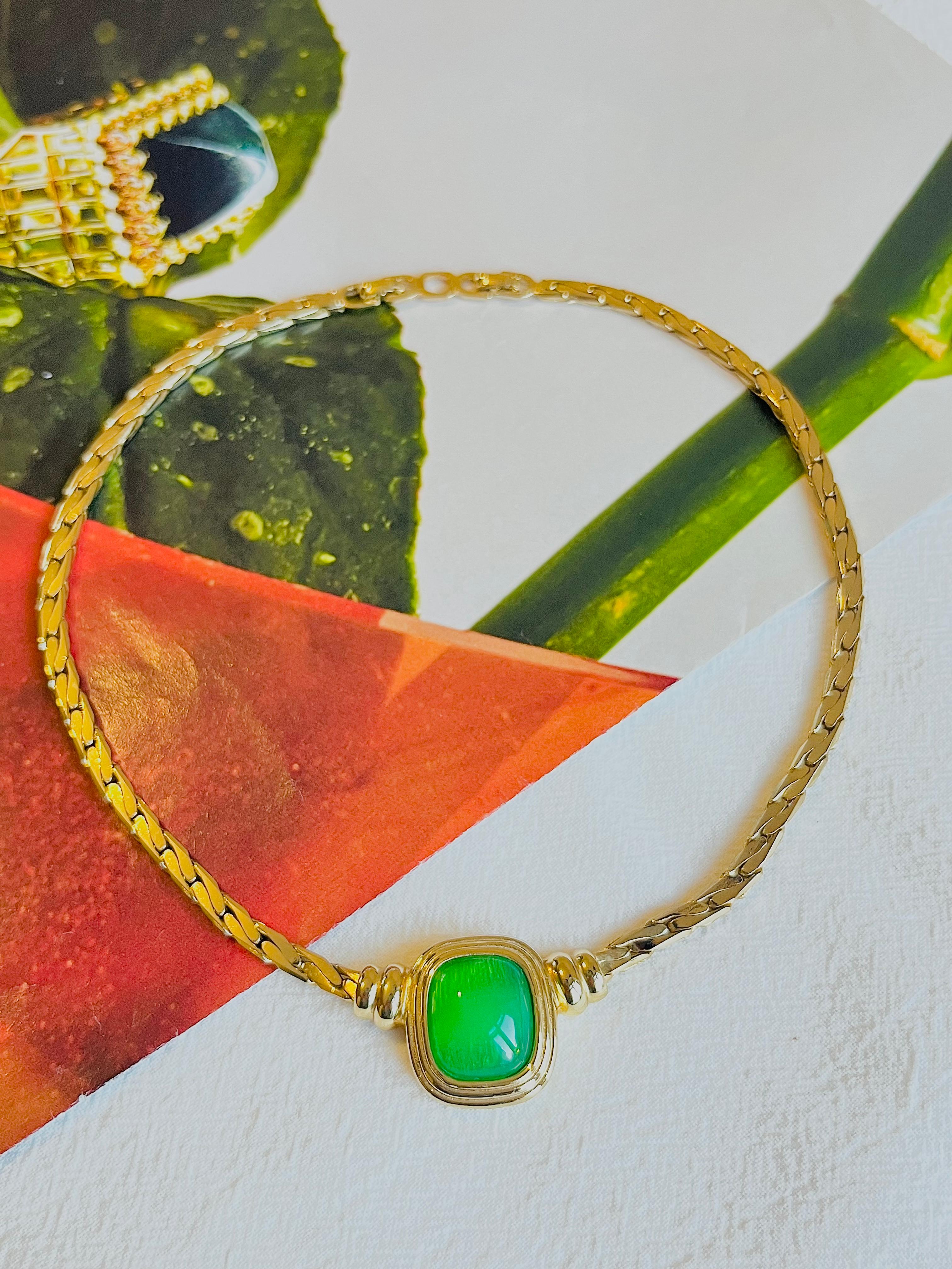 Christian Dior, collier pendentif vintage rectangulaire cabochon vert émeraude des années 1980 Excellent état - En vente à Wokingham, England