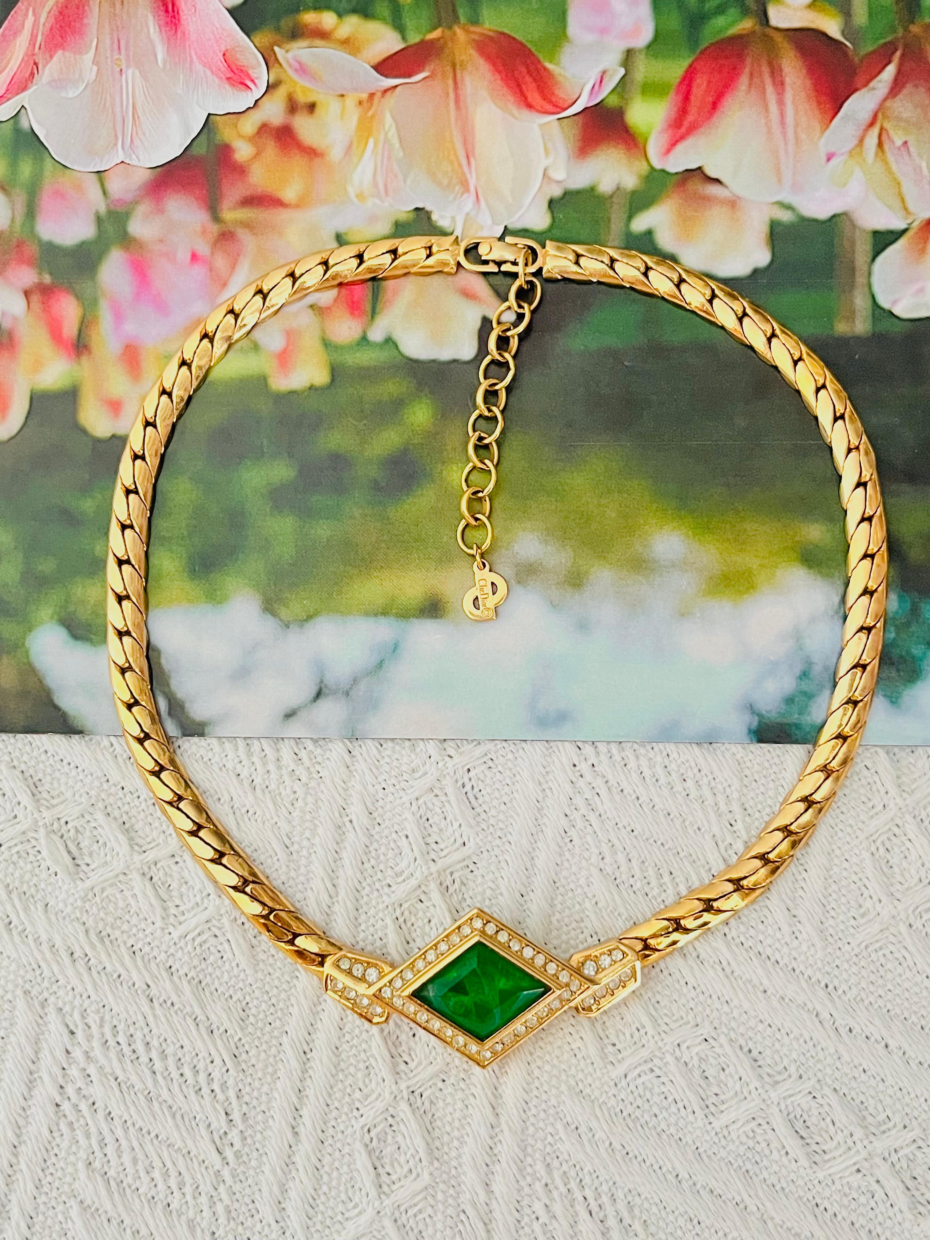 Christian Dior Vintage 1980s Unisex Emerald Green Gripoix Diamond Shape Sparking Crystals Chunky Pendant Elegant Modernist Necklace, Gold Tone

Very good condition. Not any stones lost, some light colour loss or scratches, barely noticeable. 100%