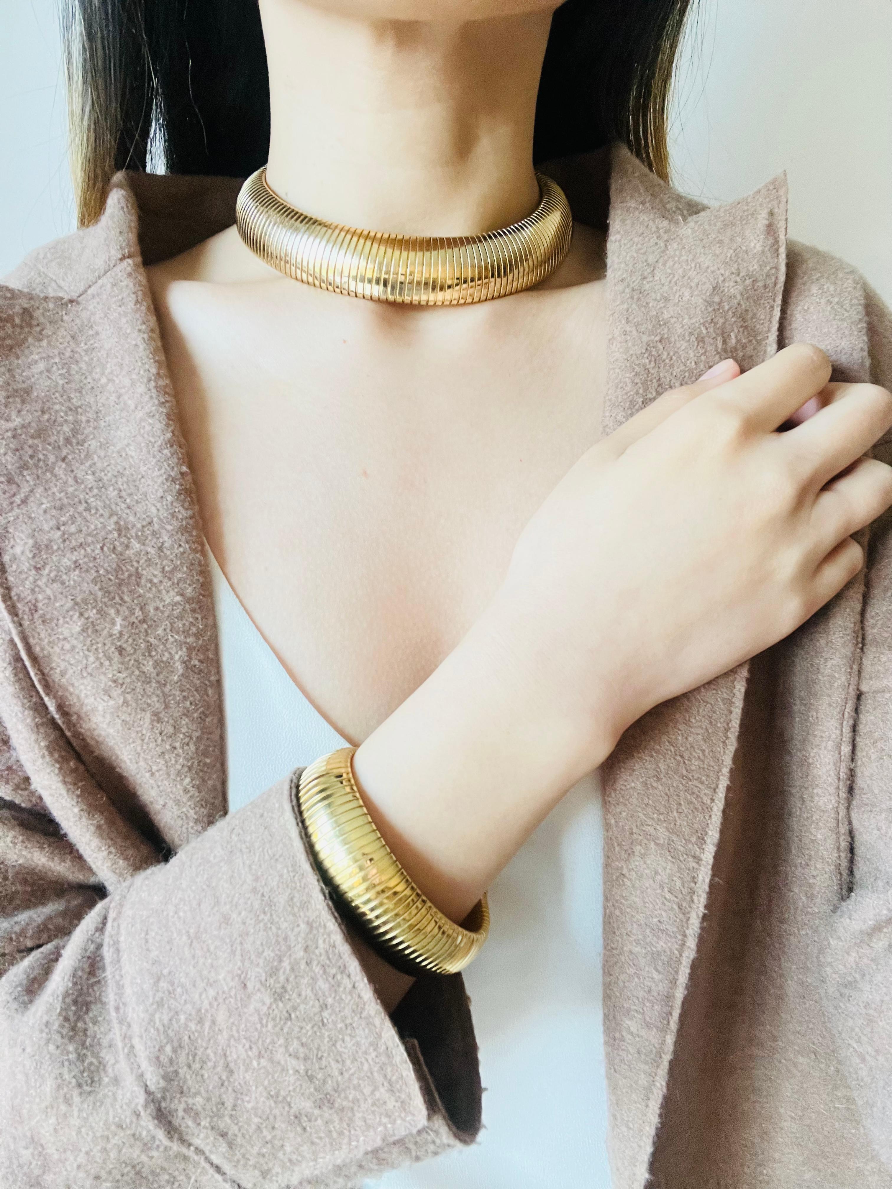 Christian Dior Vintage 1980s Extra Wide Ribbed Omega Snake Choker Gold Necklace For Sale 5