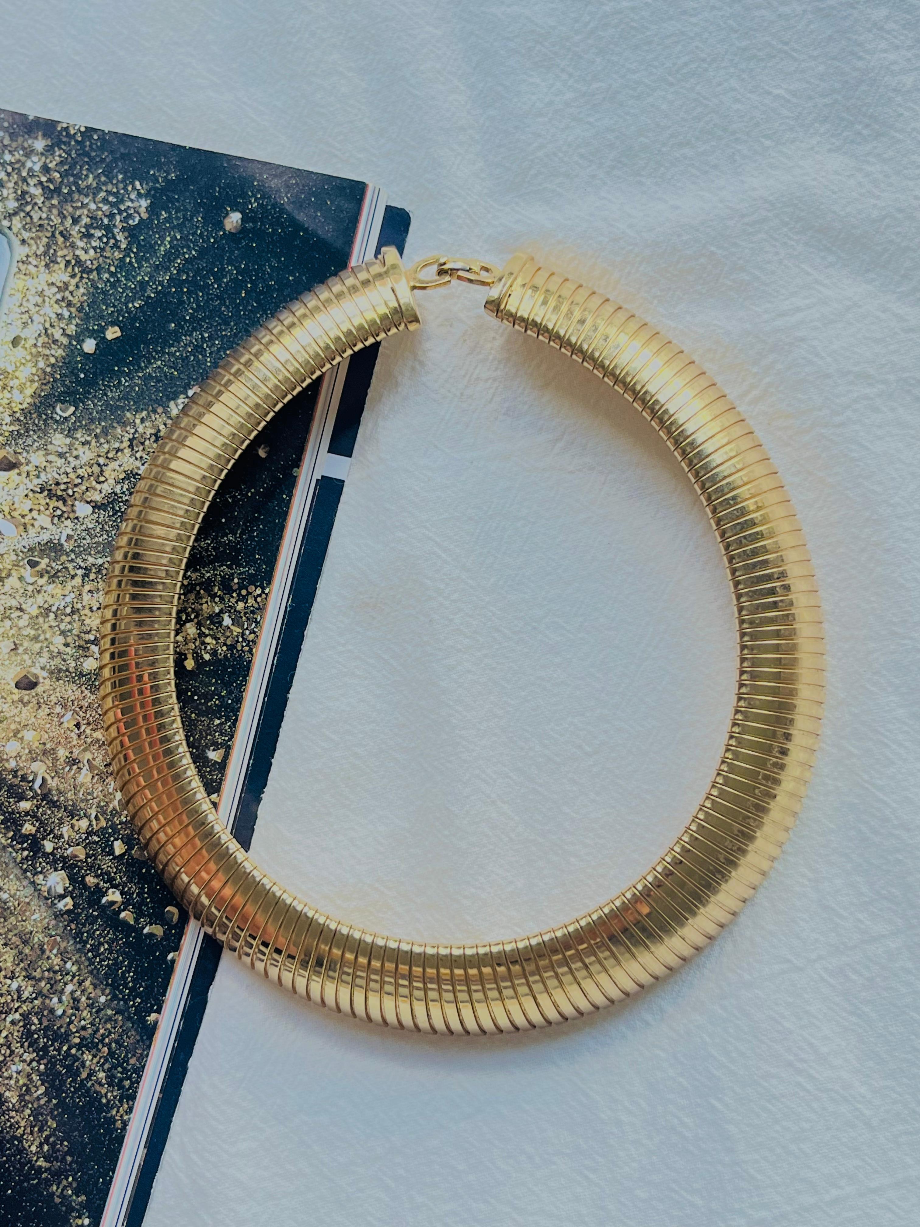 Christian Dior Vintage 1980s Unisex Extra Wide Adjustable Ribbed Omega Snake Choker Necklace, Gold Plated

Very good condition. Light scratches or colour loss, barely noticeable. 100% Genuine.

Crafted from polished gold plated with a circular