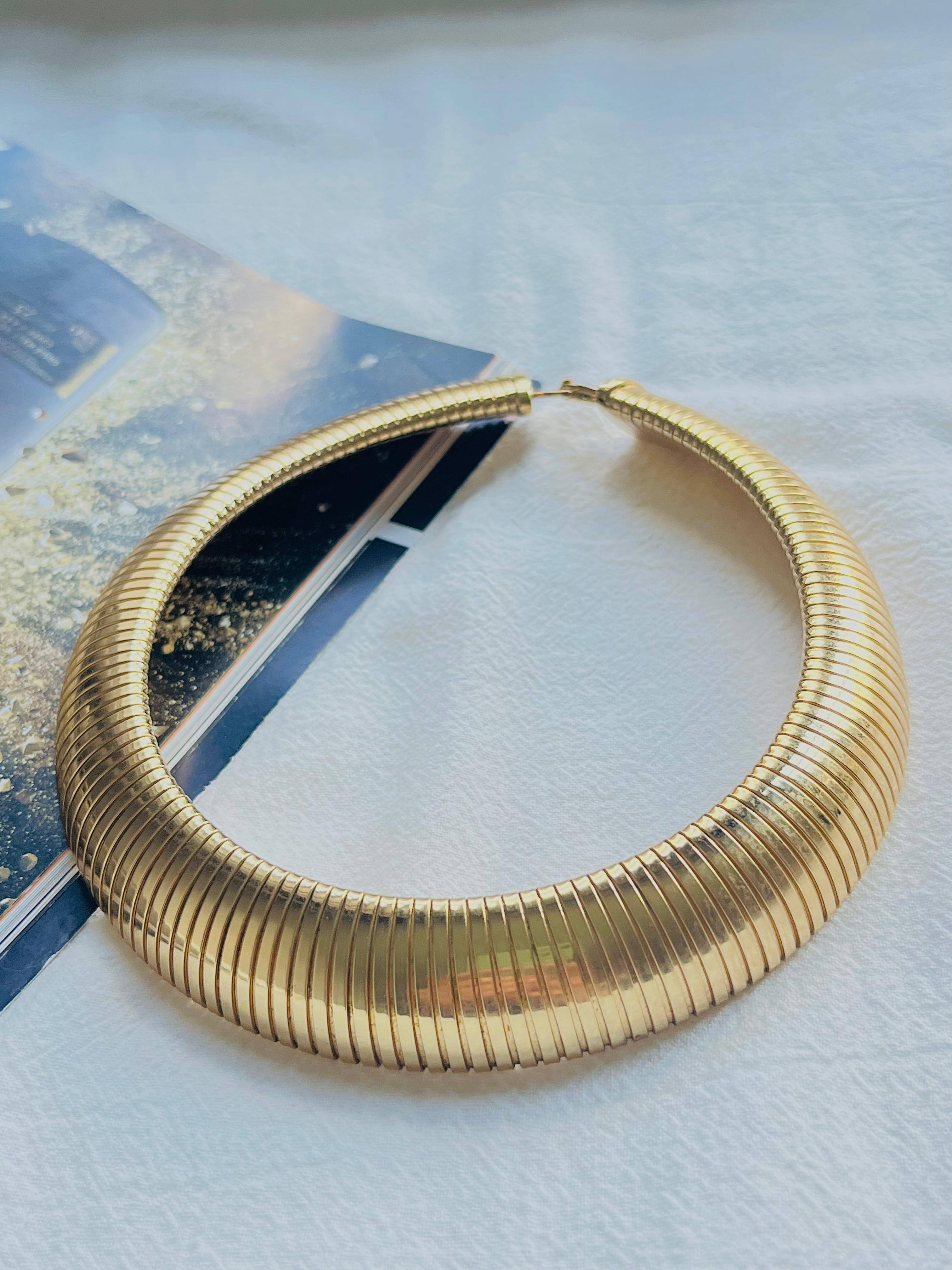 Art Deco Christian Dior Vintage 1980s Extra Wide Ribbed Omega Snake Choker Gold Necklace For Sale