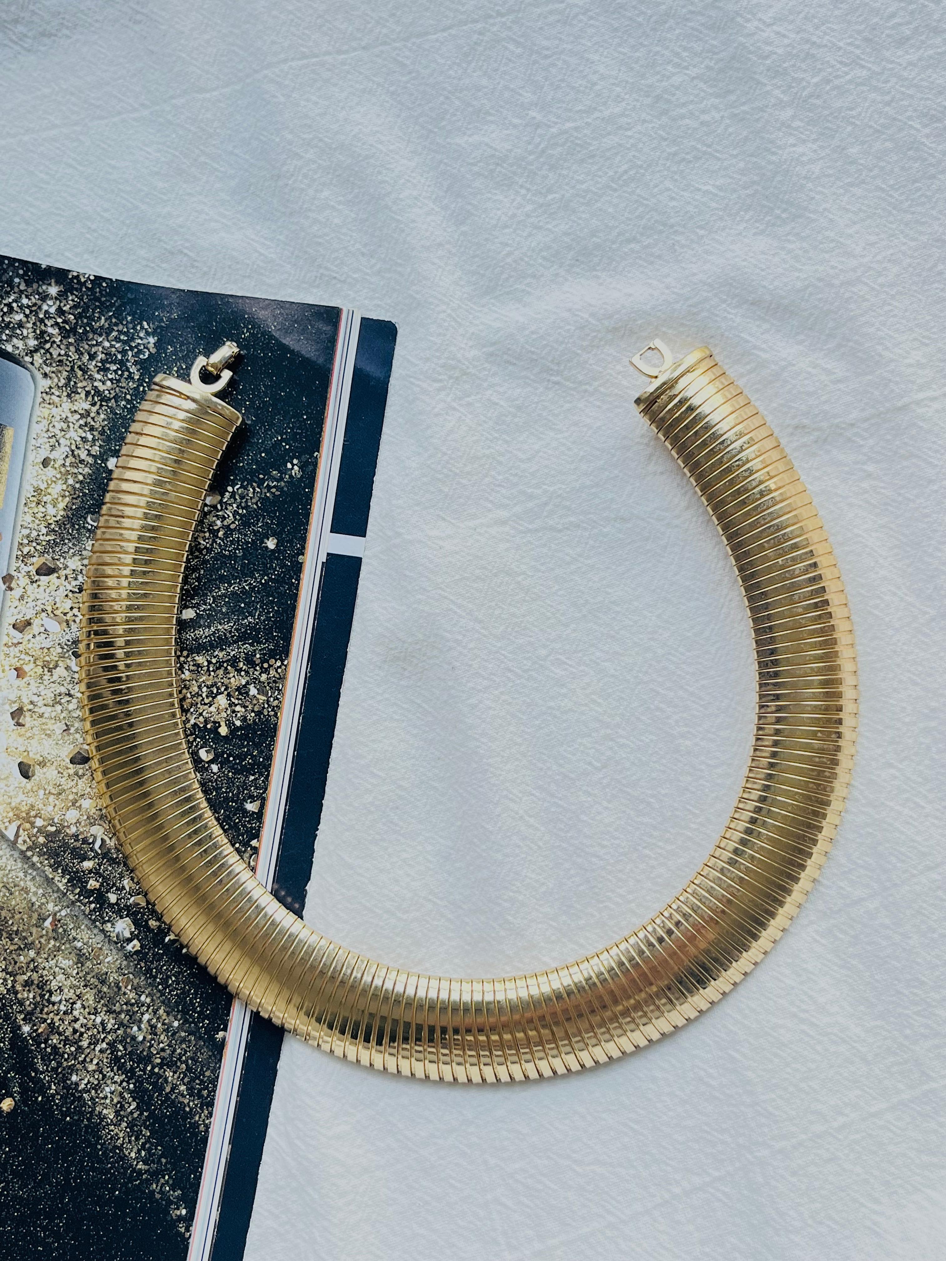 Art Deco Christian Dior Vintage 1980s Extra Wide Ribbed Omega Snake Choker Gold Necklace For Sale