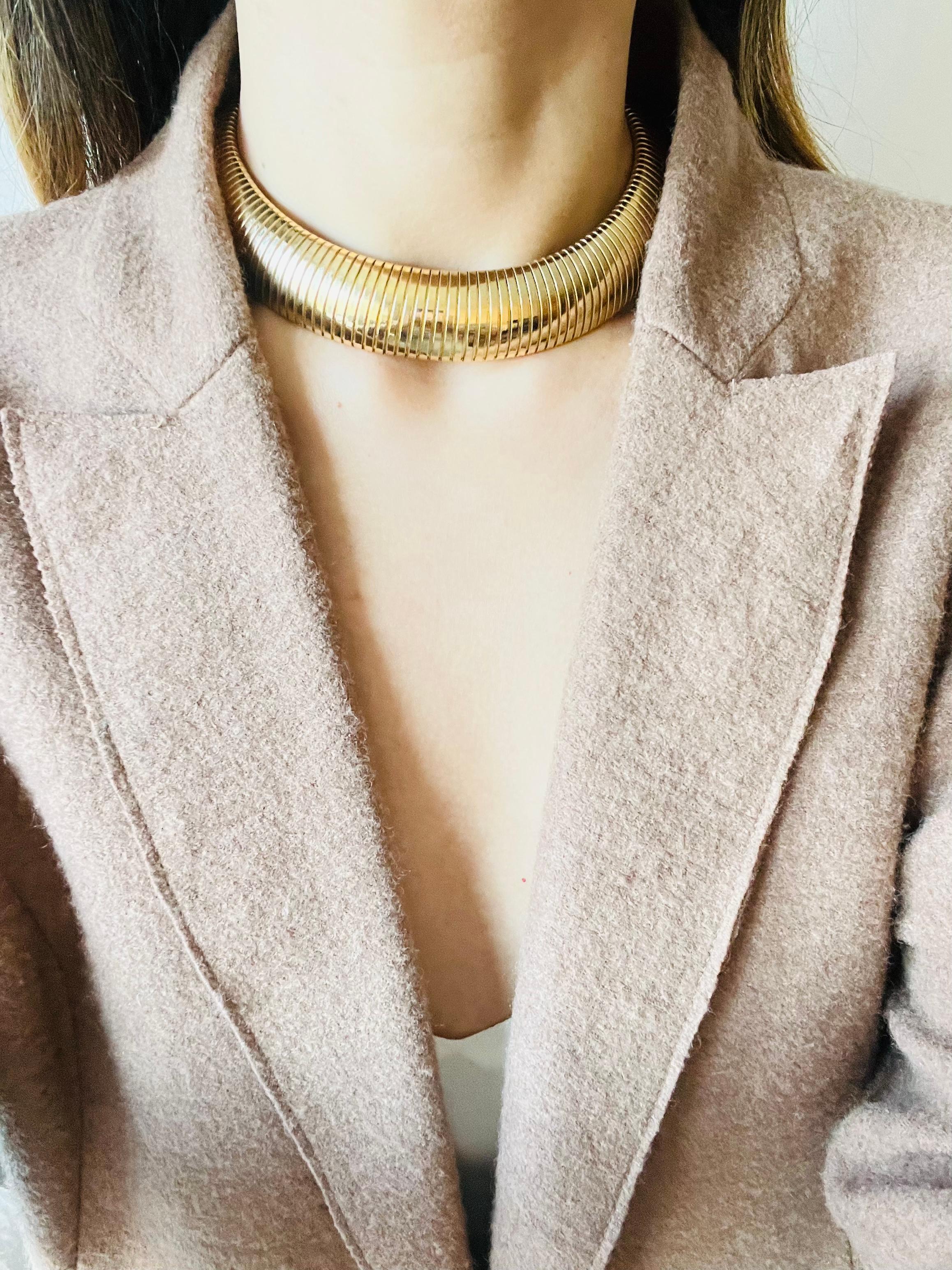 Christian Dior Vintage 1980s Extra Wide Ribbed Omega Snake Choker Gold Necklace For Sale 2