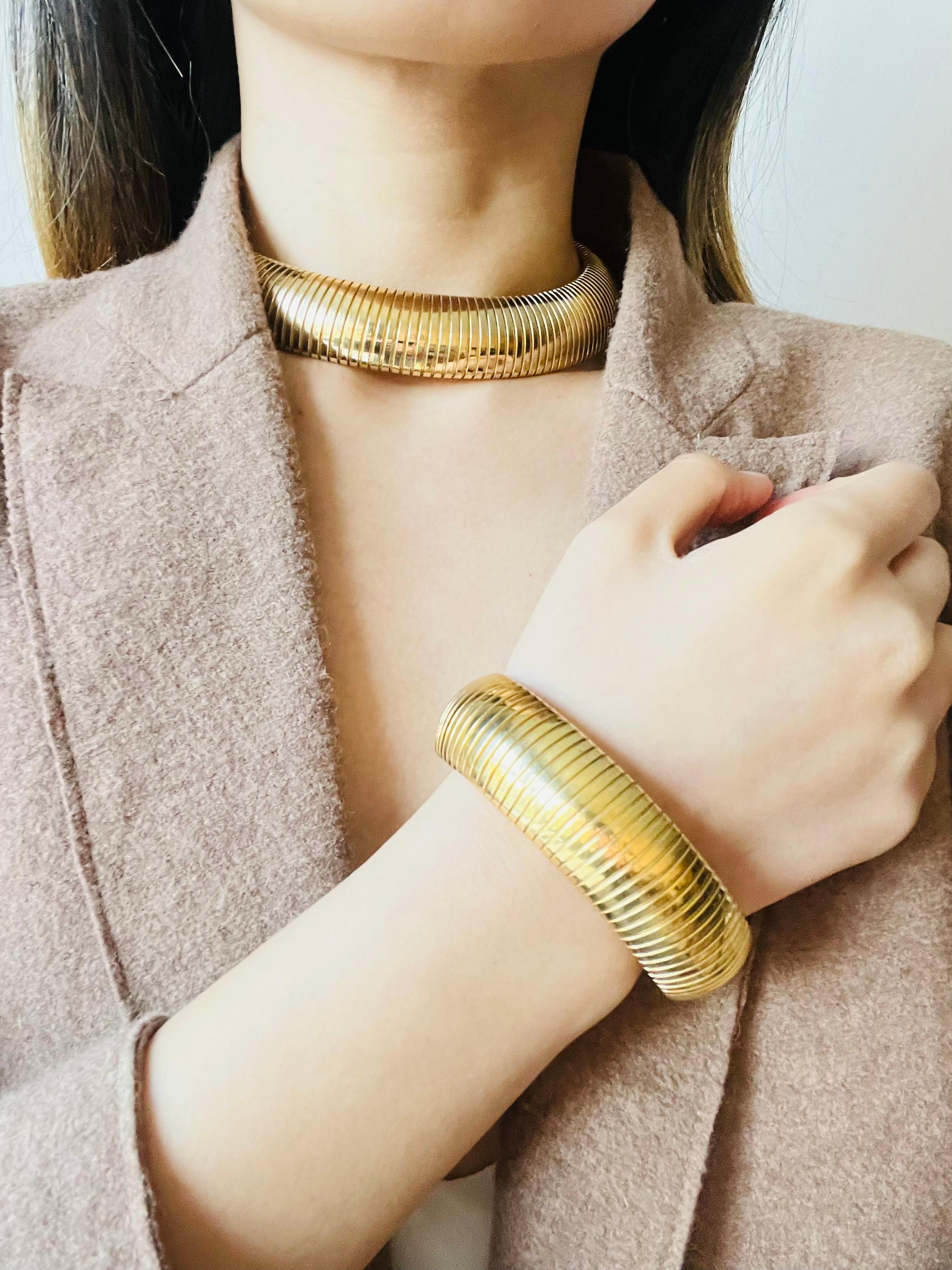 Christian Dior Vintage 1980s Extra Wide Ribbed Omega Snake Choker Gold Necklace For Sale 3