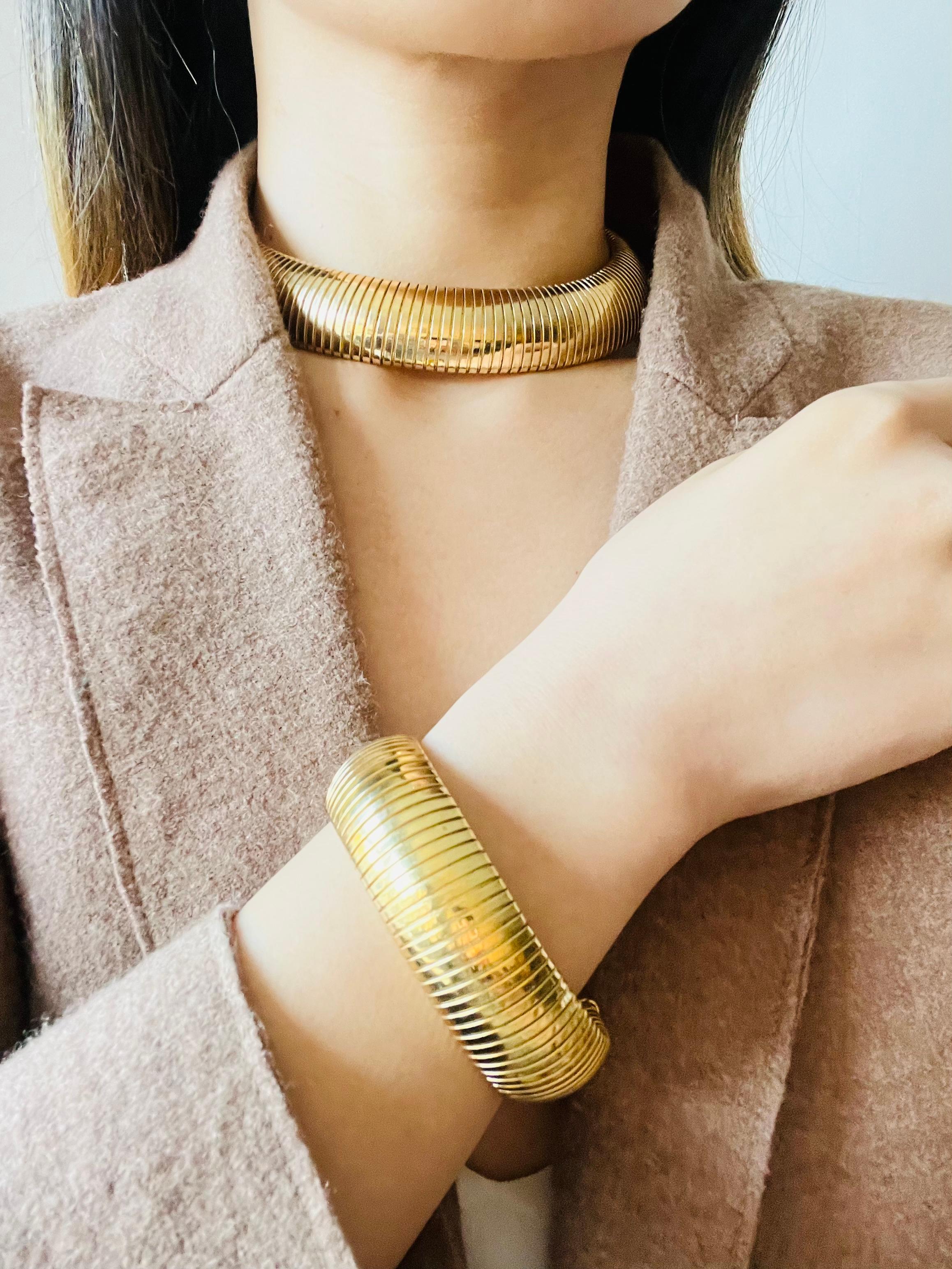 Christian Dior Vintage 1980s Extra Wide Ribbed Omega Snake Choker Gold Necklace For Sale 4