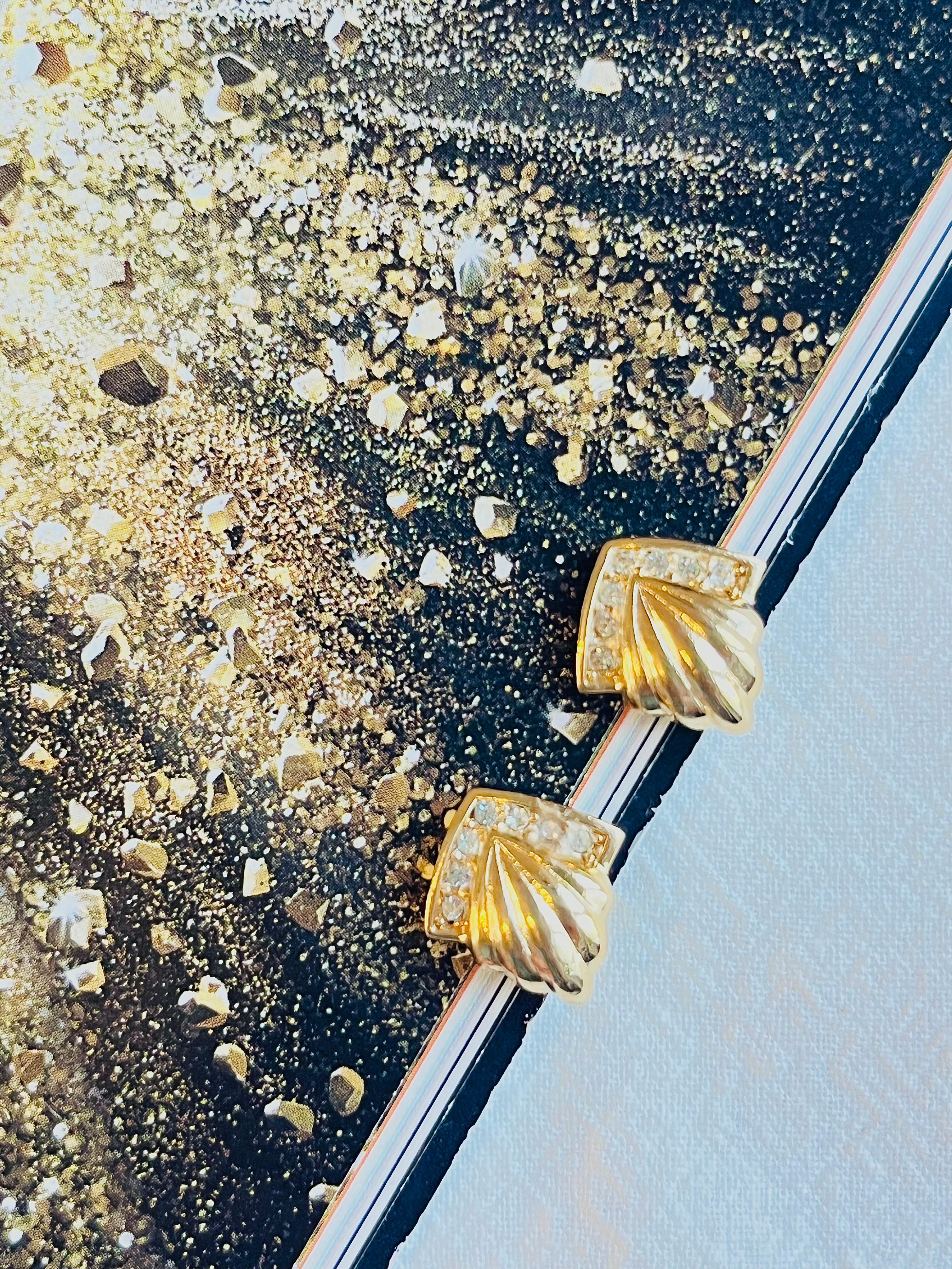 Christian Dior Vintage 1980s Fan Shell Crystals Triangle Gold Clip On Earrings  In Good Condition For Sale In Wokingham, England