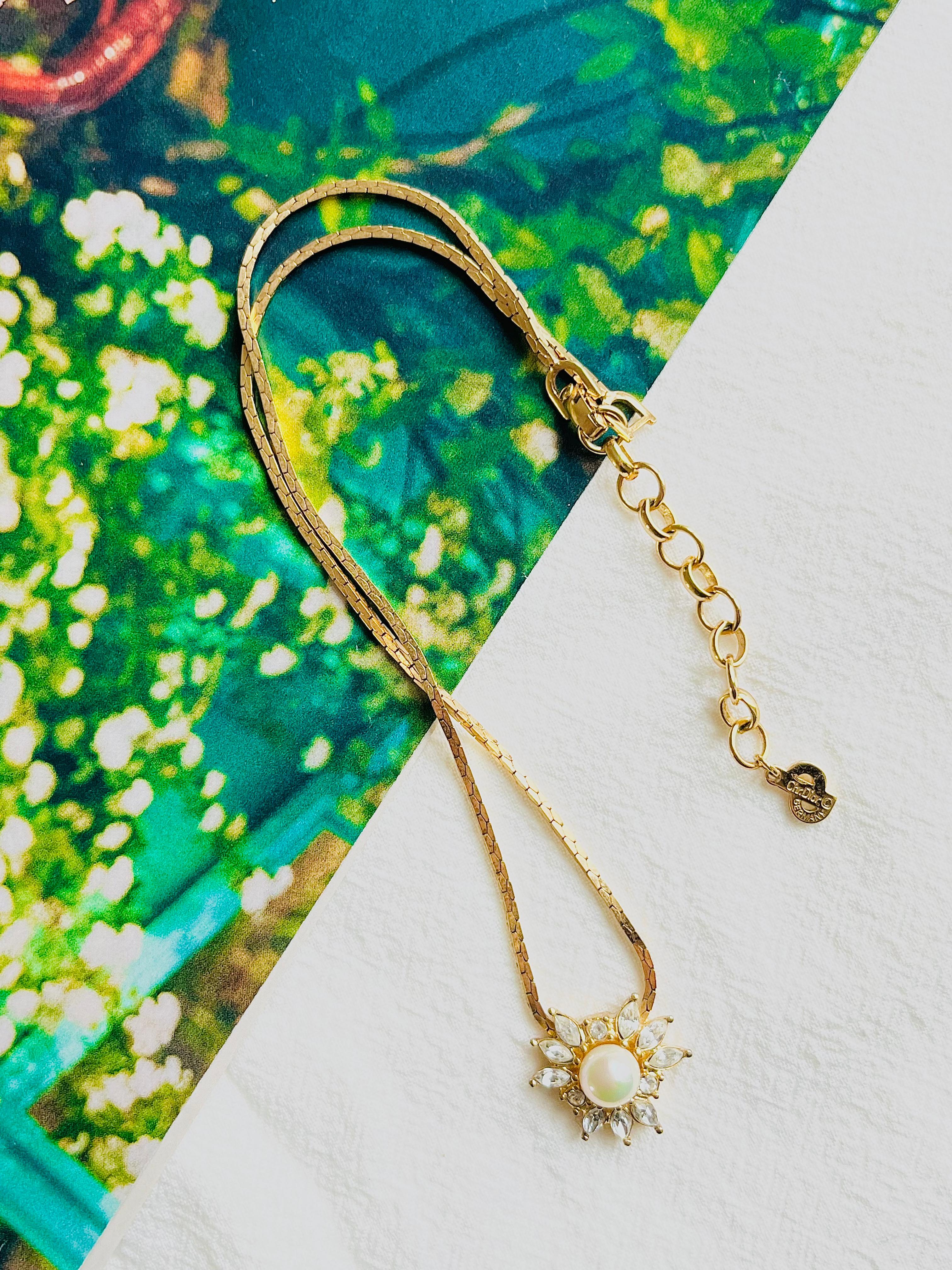 Christian Dior Vintage 1980er Jahre Halskette mit rundem Perlen-Gold-Anhänger mit Blumenkristallen  (Art déco) im Angebot