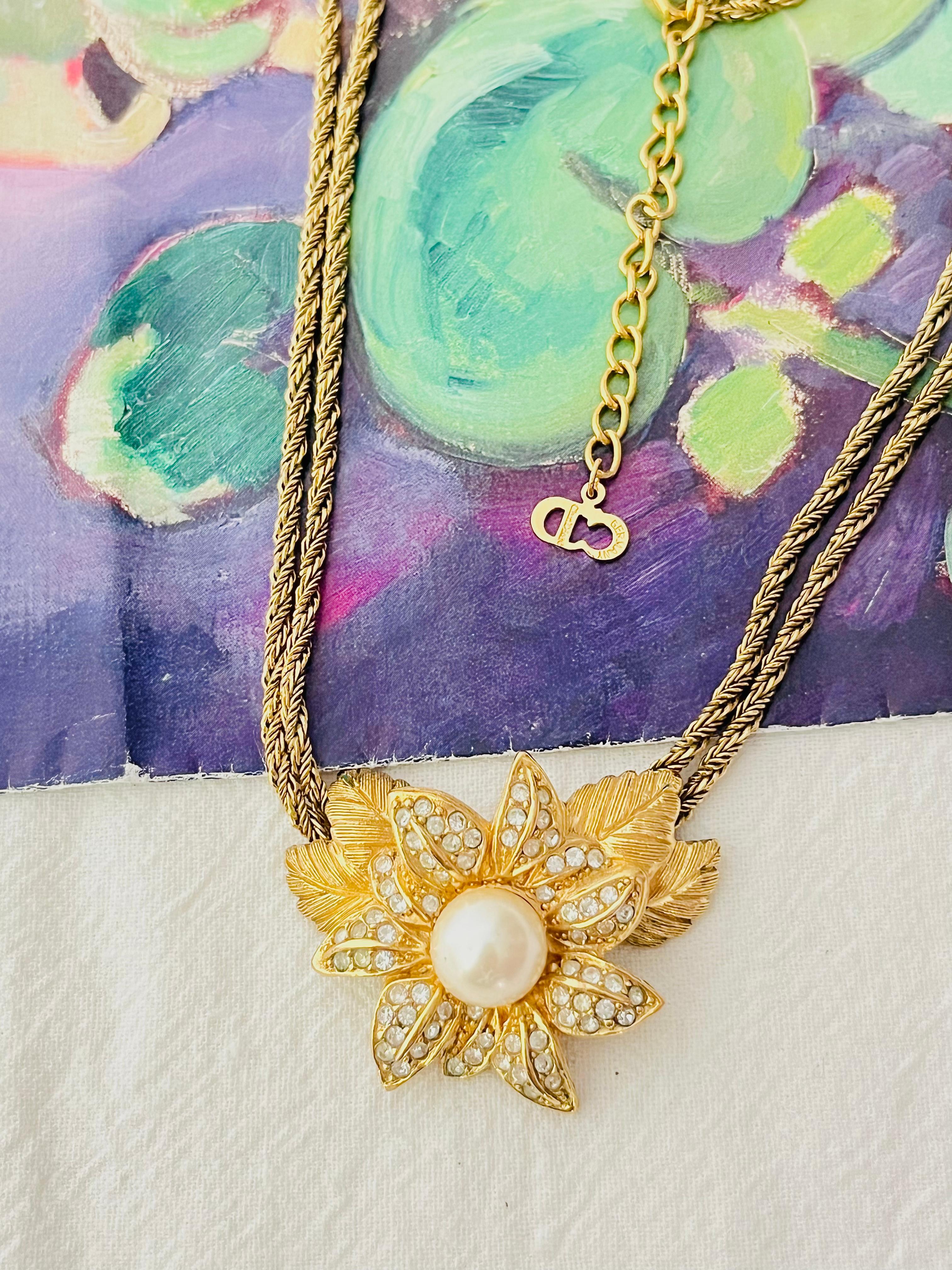 Christian Dior Vintage 1980s Floral Leaf Pearl Crystals Pendant Strand Necklace In Good Condition For Sale In Wokingham, England