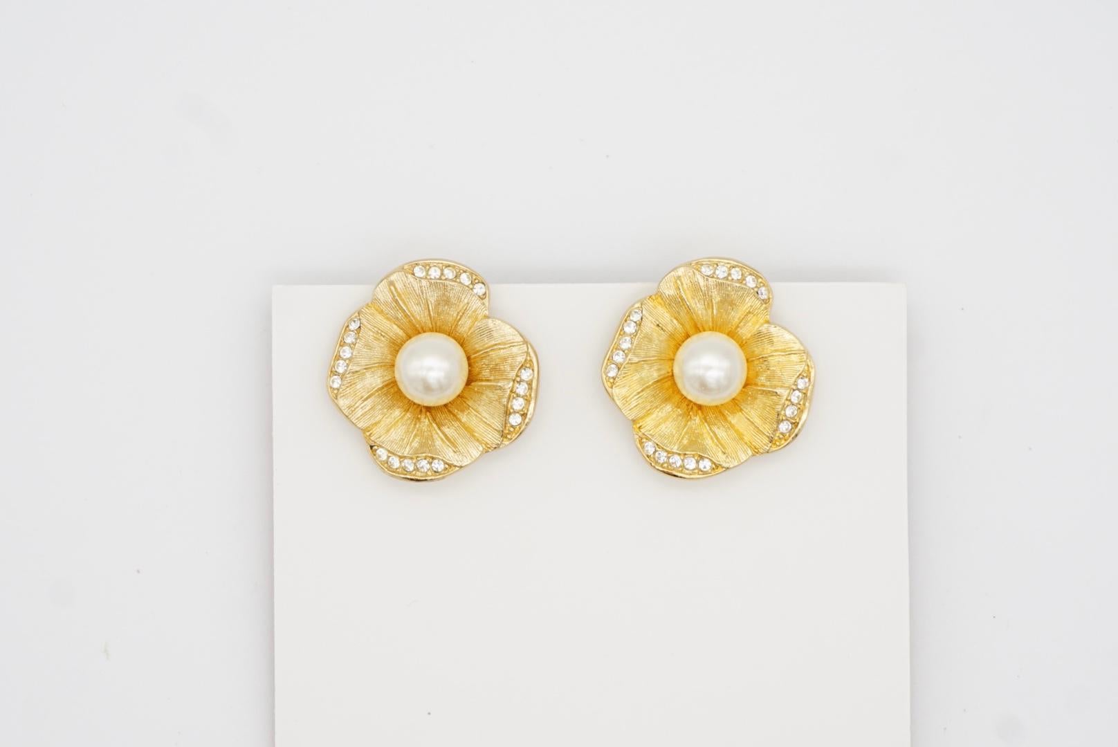 Christian Dior Vintage 1980s Flower White Pearl Crystals Gold Clip On Earrings In Excellent Condition For Sale In Wokingham, England