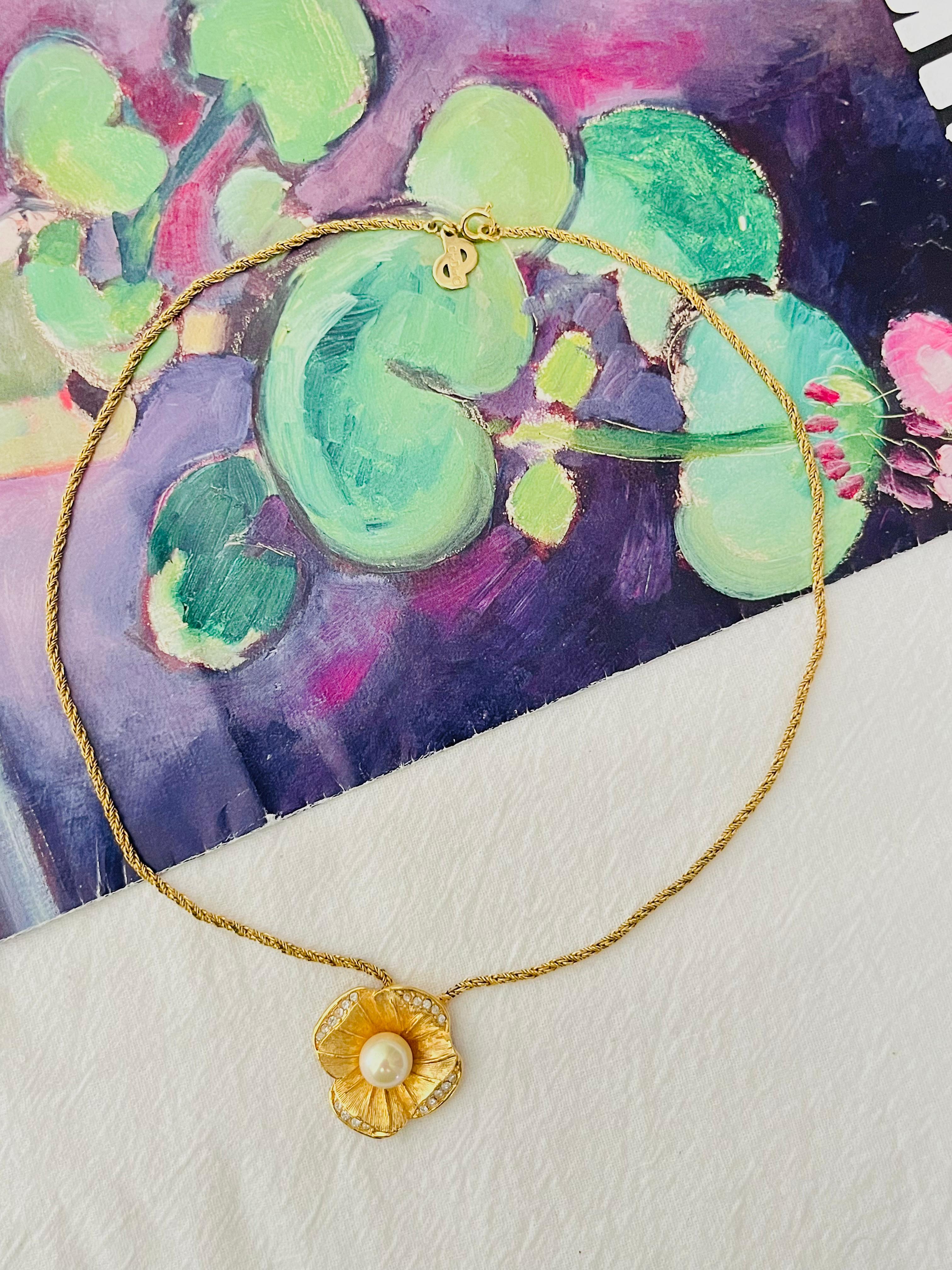 Christian Dior Vintage 1980s Flower White Pearl Crystals Pendant Gold Necklace In Excellent Condition For Sale In Wokingham, England