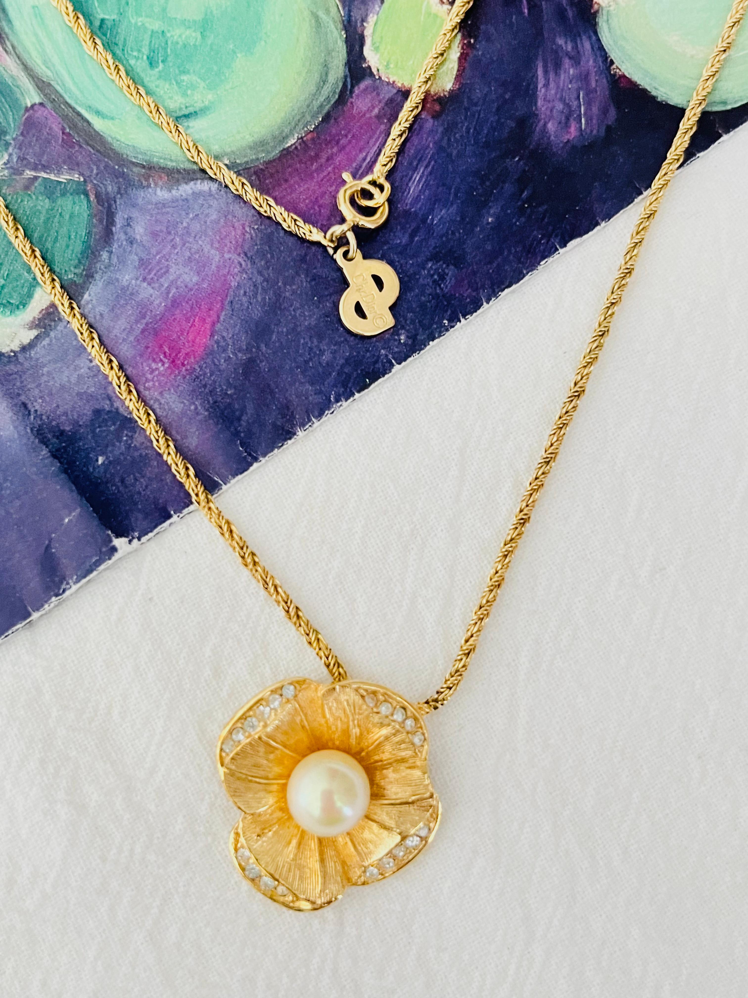 Women's or Men's Christian Dior Vintage 1980s Flower White Pearl Crystals Pendant Gold Necklace For Sale