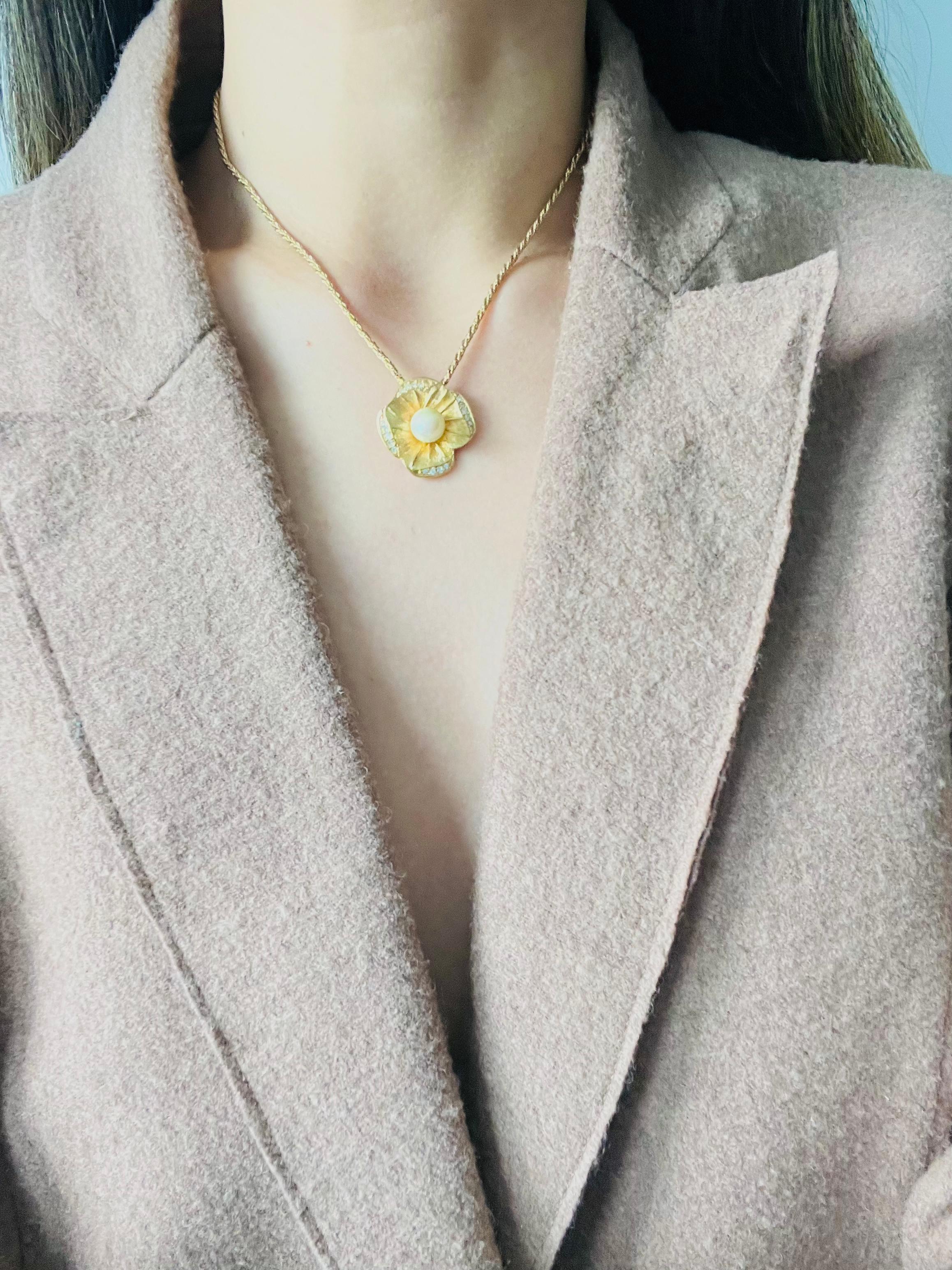Christian Dior Vintage 1980s Flower White Pearl Crystals Pendant Gold Necklace For Sale 1
