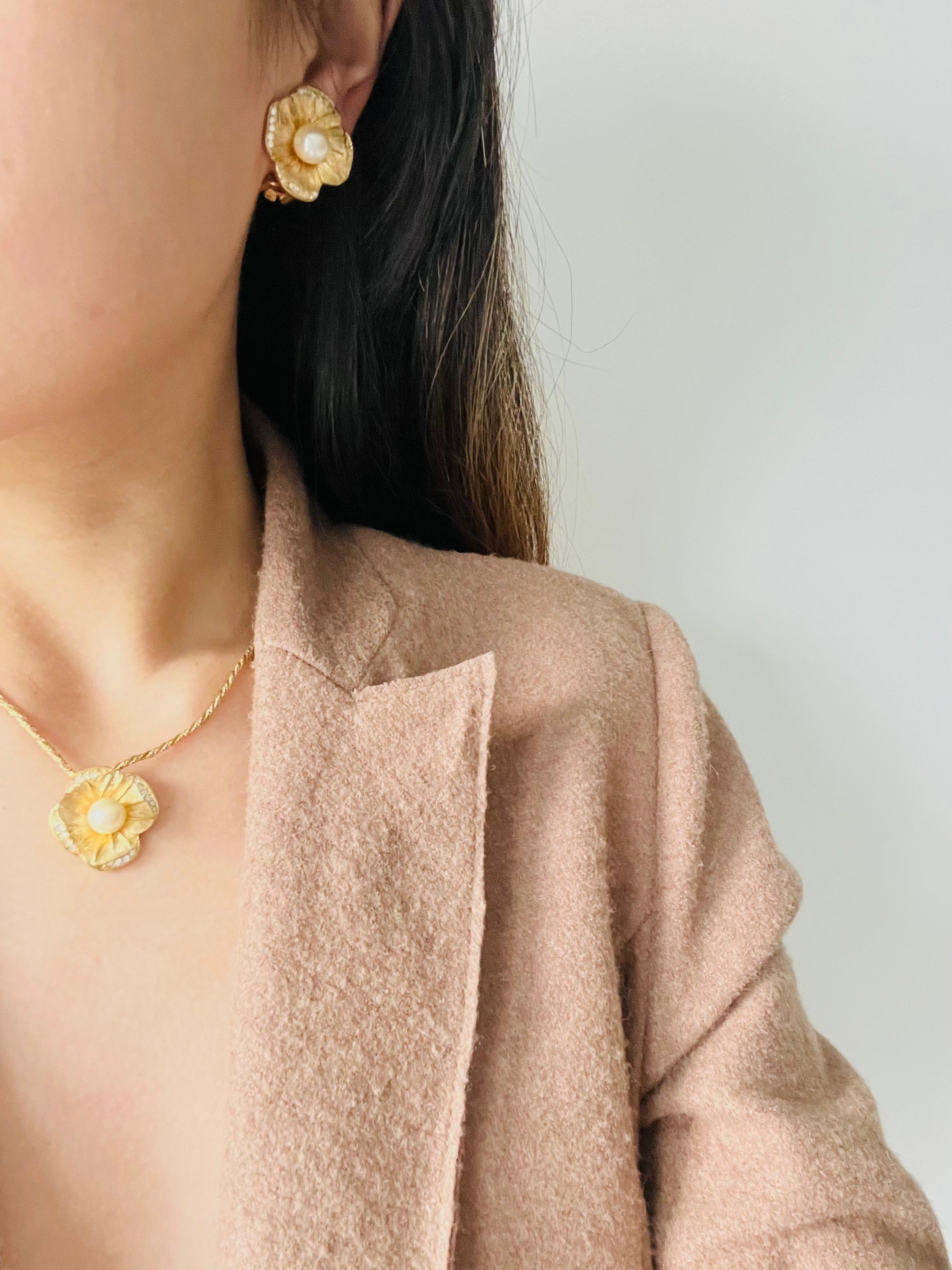 Christian Dior Vintage 1980s Flower White Pearl Crystals Pendant Gold Necklace For Sale 3