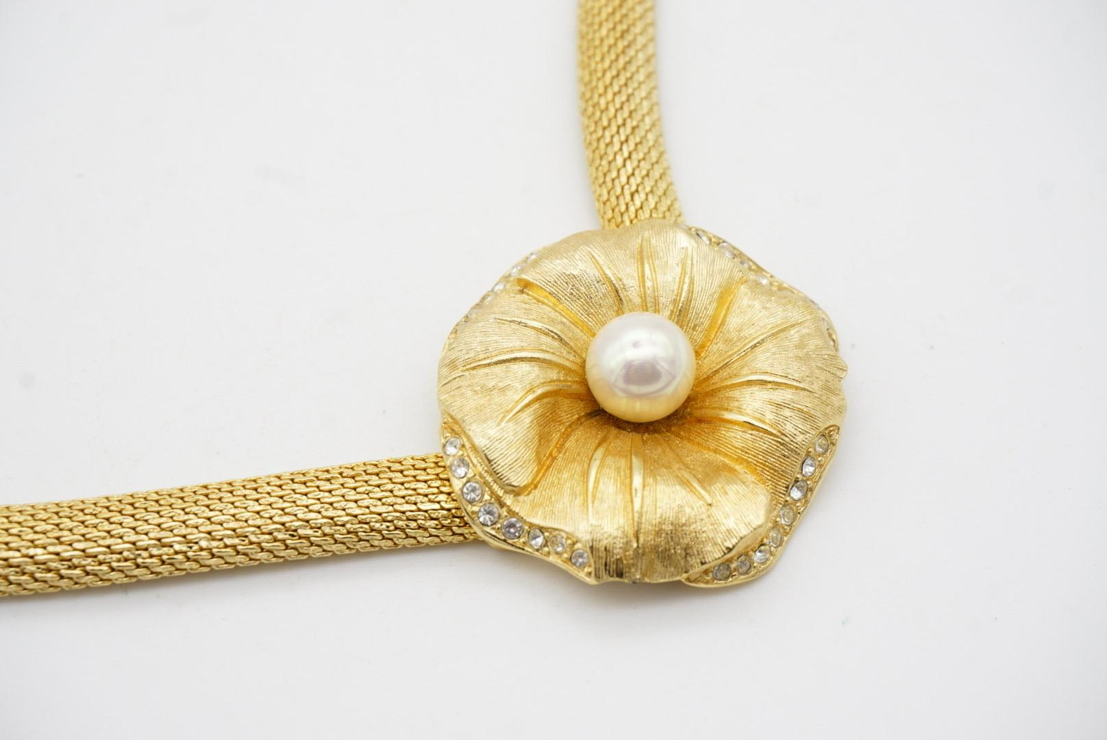 Christian Dior Vintage 1980s Flower White Pearl Crystals Pendant Mesh Necklace For Sale 5
