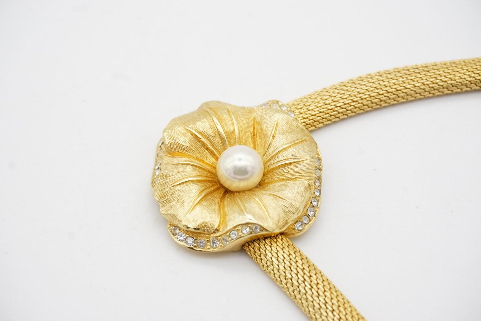 Christian Dior Vintage 1980s Flower White Pearl Crystals Pendant Mesh Necklace For Sale 6