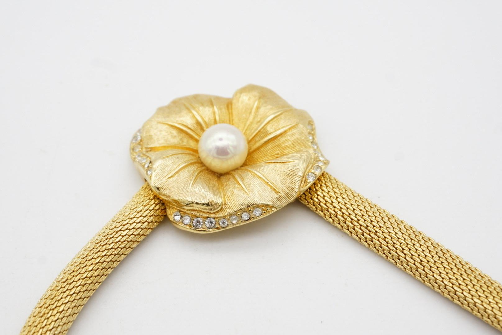 Christian Dior Vintage 1980s Flower White Pearl Crystals Pendant Mesh Necklace For Sale 7