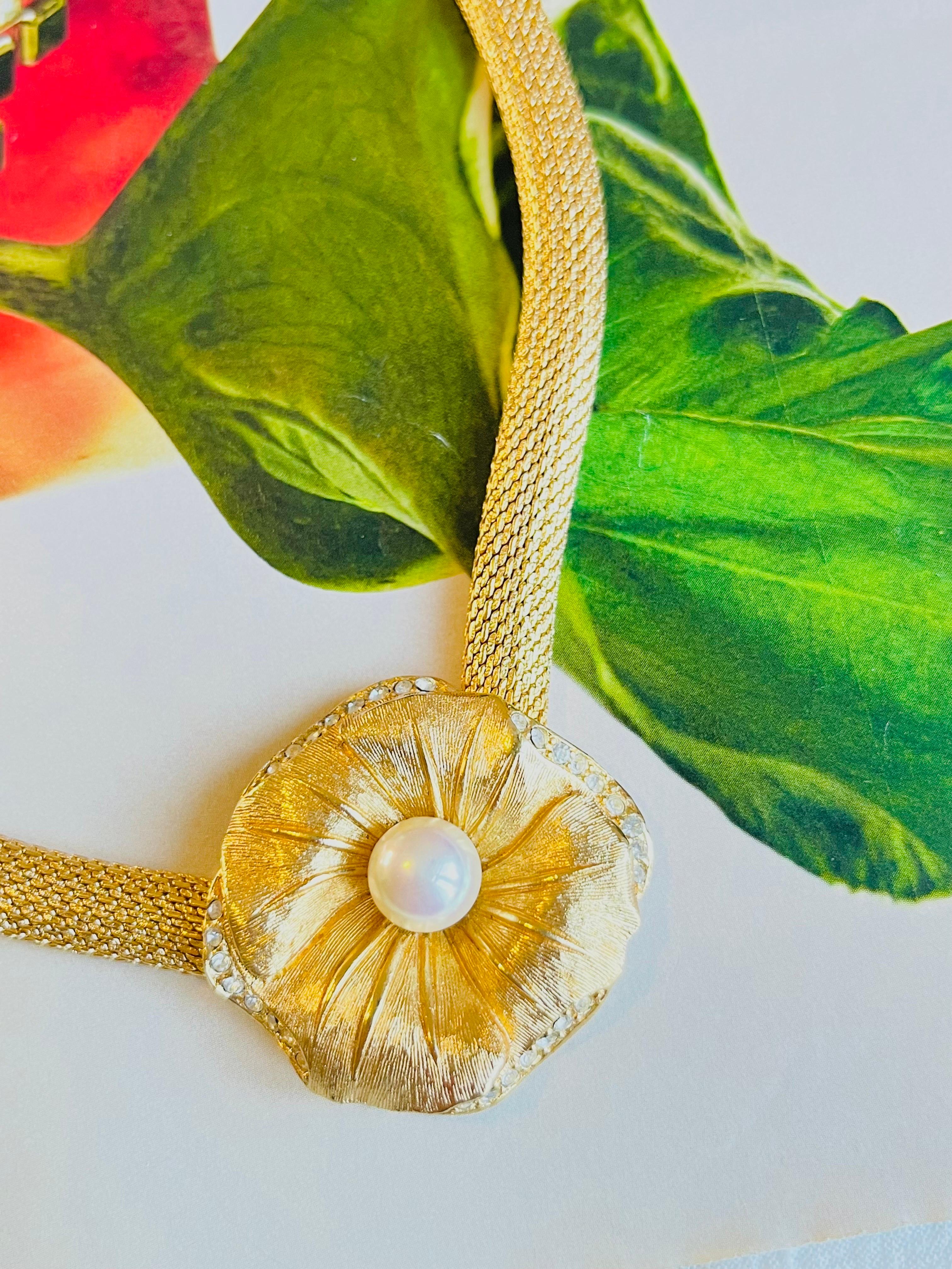 Christian Dior Vintage 1980s Flower White Pearl Crystals Pendant Mesh Necklace In Excellent Condition For Sale In Wokingham, England