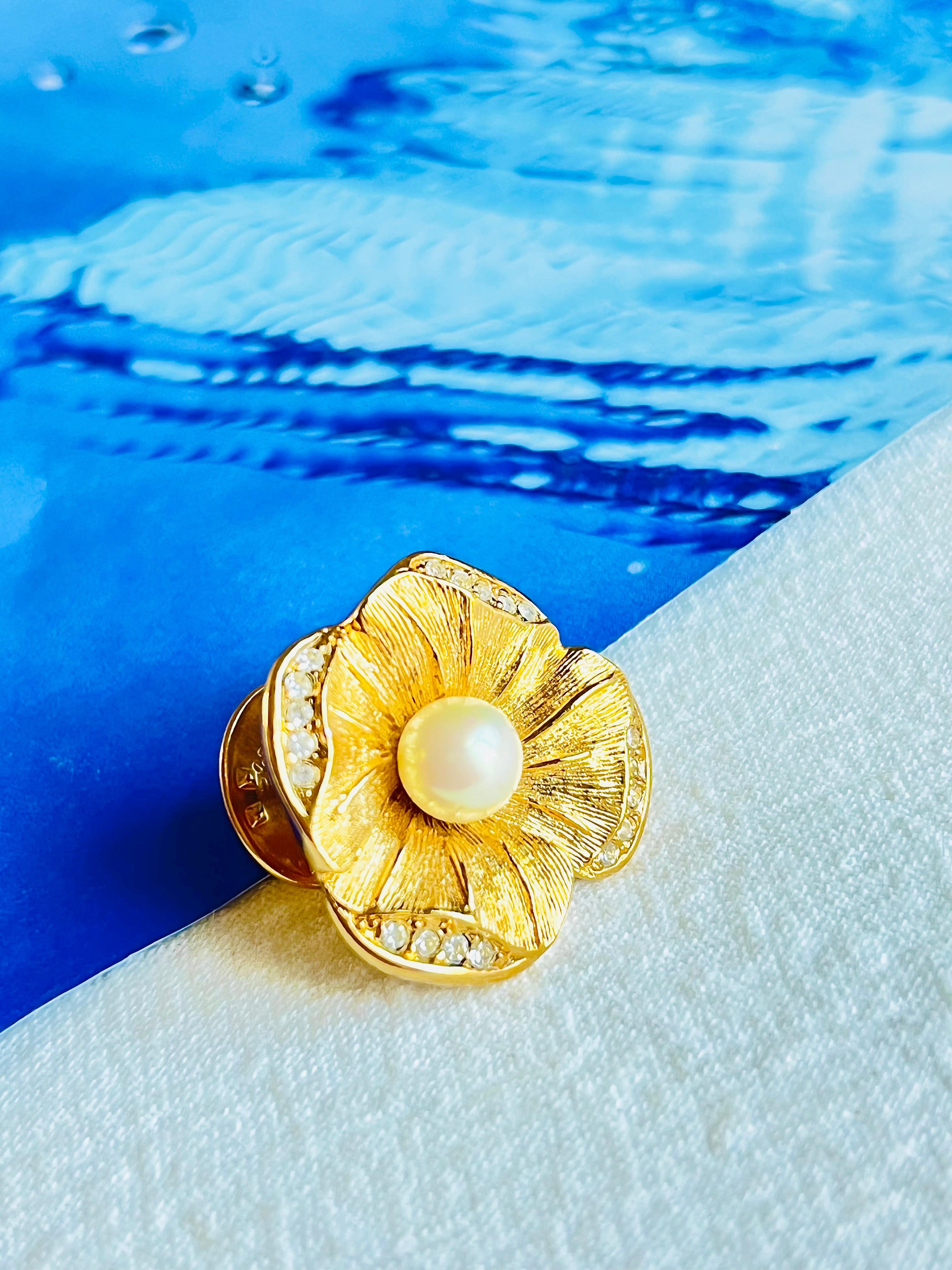 Very good condition. 100% genuine.

Very light scratches, barely noticeable.

A unique piece. This is gold plated stylised brooch.

Safety-catch pin closure.

Size: 2.4 cm x 2.4 cm.

Weight: 7.0 g.

_ _ _

Great for everyday wear. Come with velvet