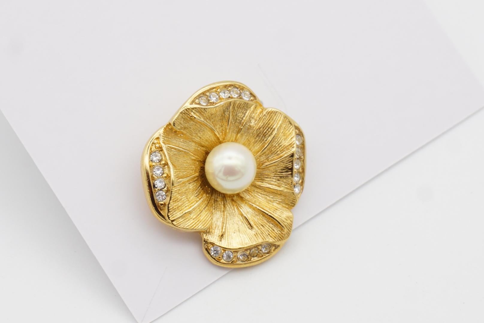 Christian Dior Vintage 1980s Flower White Pearl Crystals Retro Gold Pin Brooch  In Excellent Condition For Sale In Wokingham, England