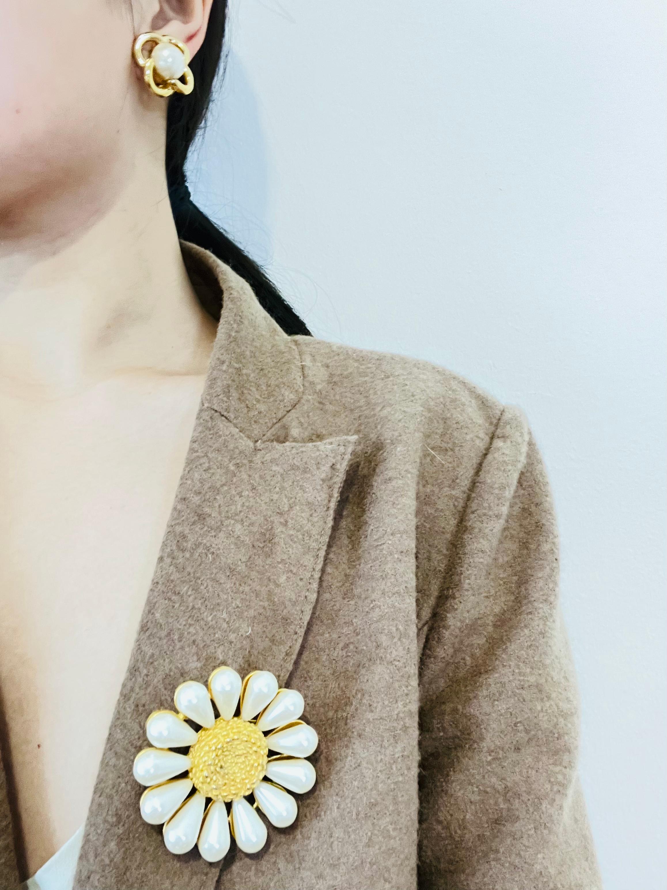Christian Dior Vintage 1980s Flower White Round Pearl Interlock Clip Earrings For Sale 5