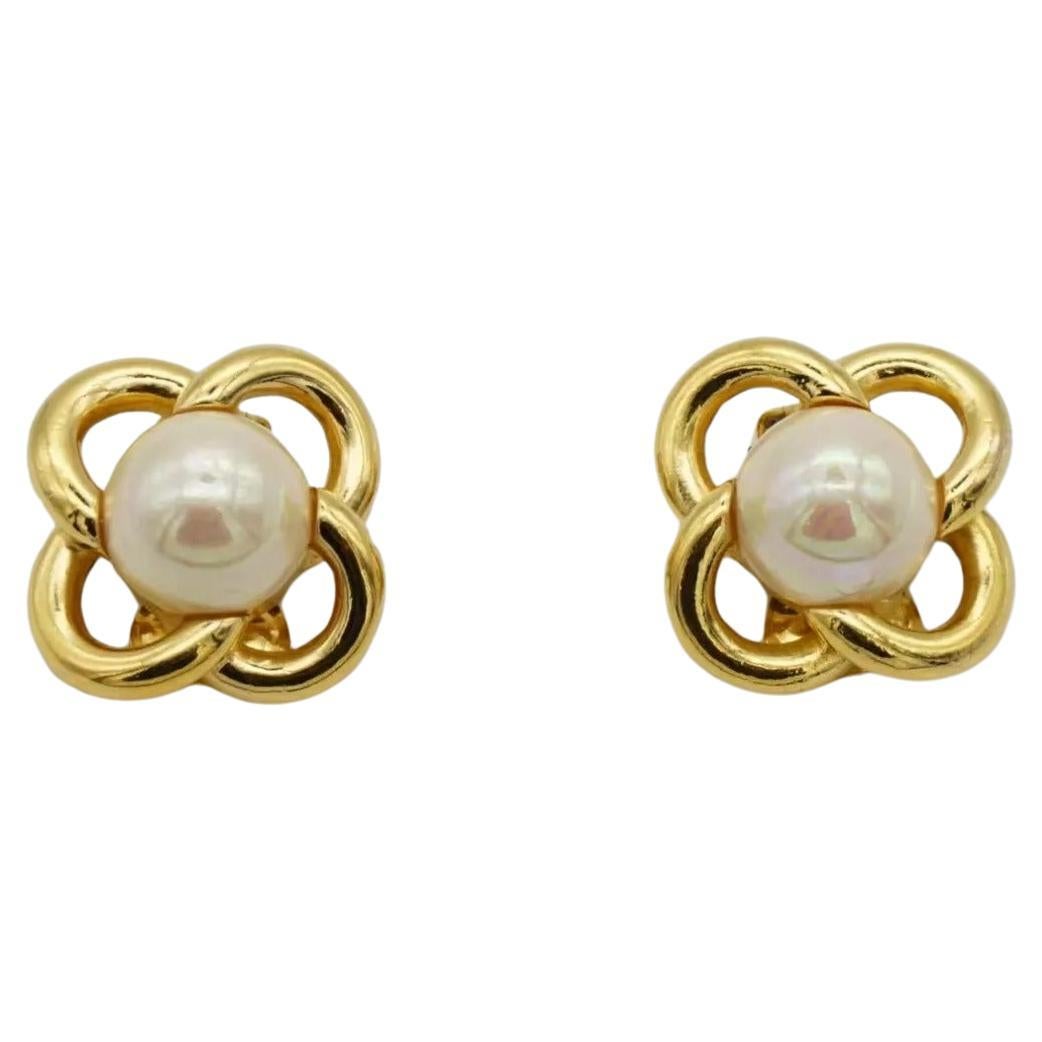 Christian Dior Vintage 1980s Flower White Round Pearl Interlock Clip Earrings, Gold Tone

Very excellent condition. Only one peeled off on the faux pearl corner, barely noticeable.

Vintage and rare to find. 100% Genuine.

A very beautiful pair of