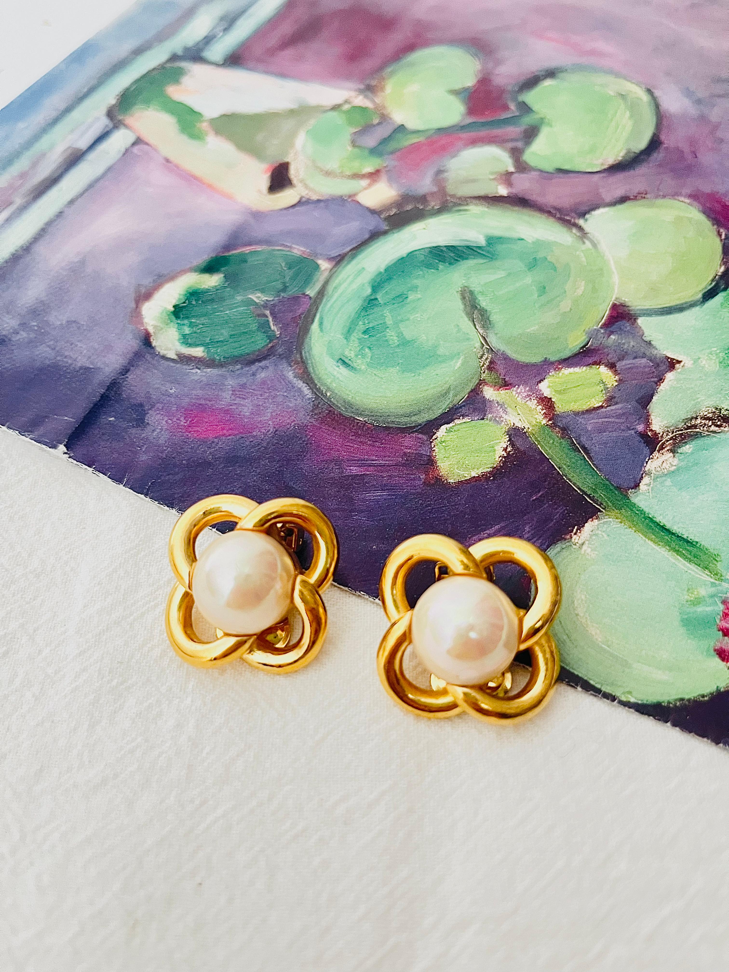 Art Deco Christian Dior Vintage 1980s Flower White Round Pearl Interlock Clip Earrings For Sale