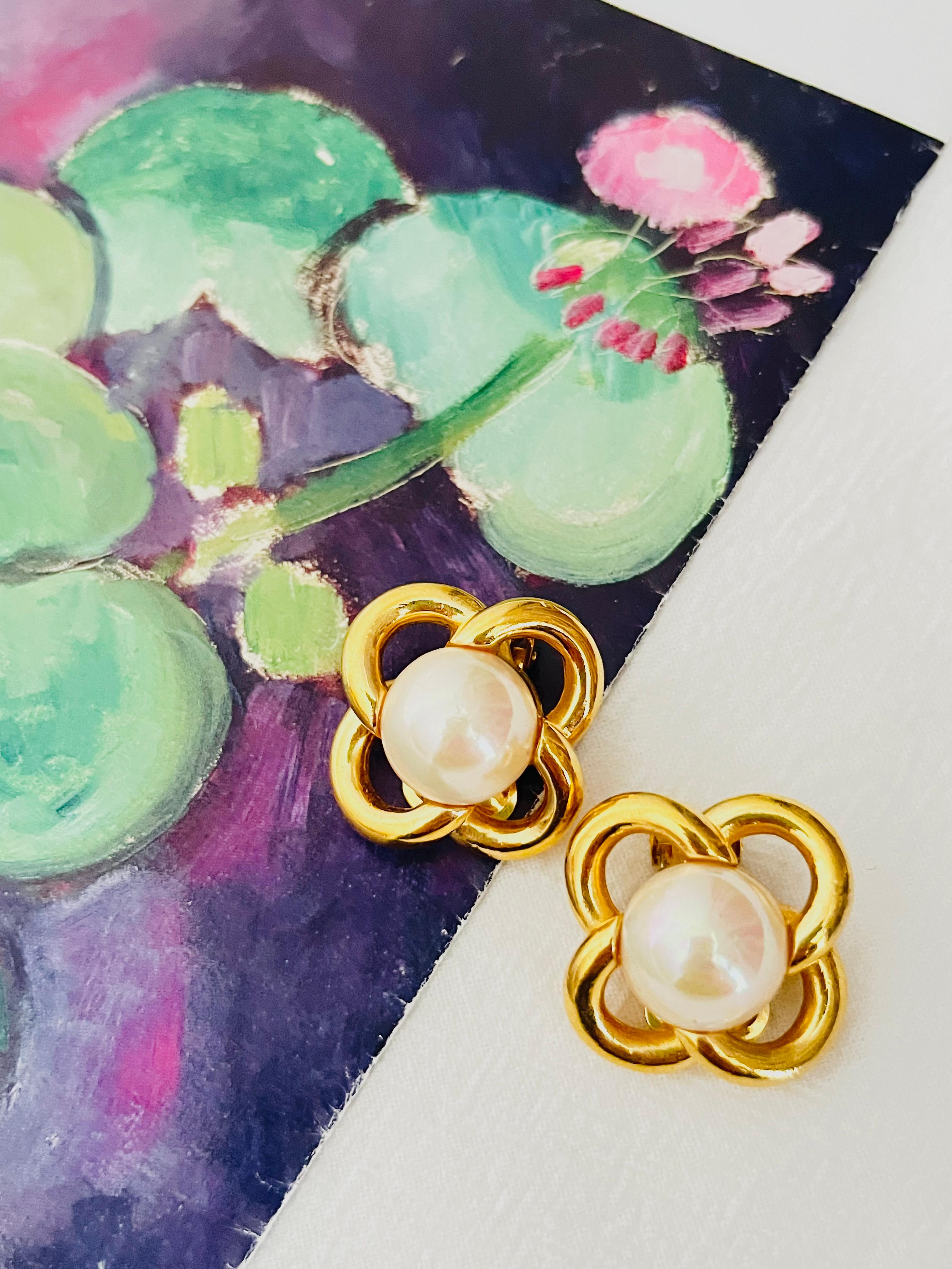 Christian Dior Vintage 1980s Flower White Round Pearl Interlock Clip Earrings In Good Condition For Sale In Wokingham, England