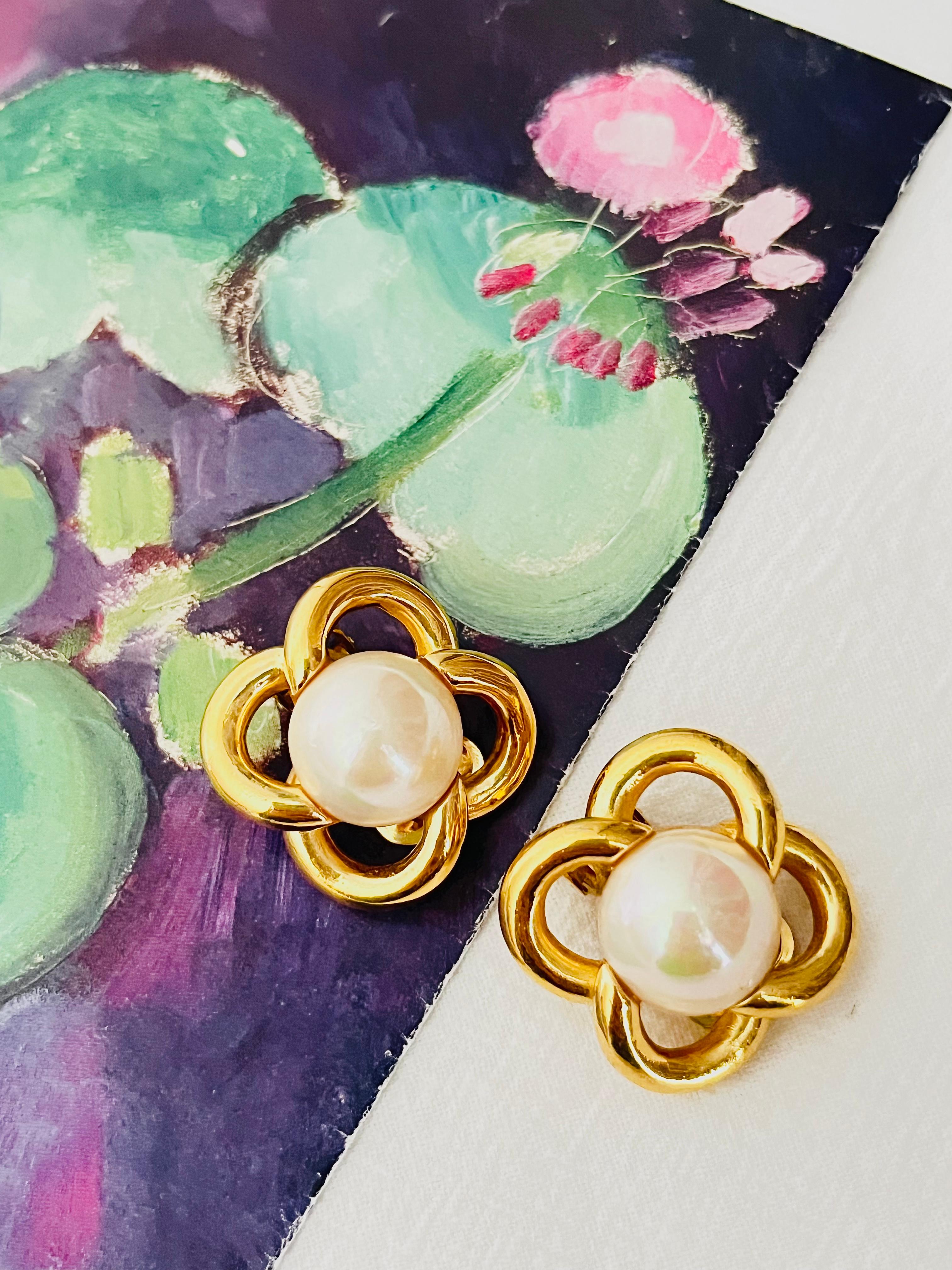Women's or Men's Christian Dior Vintage 1980s Flower White Round Pearl Interlock Clip Earrings For Sale