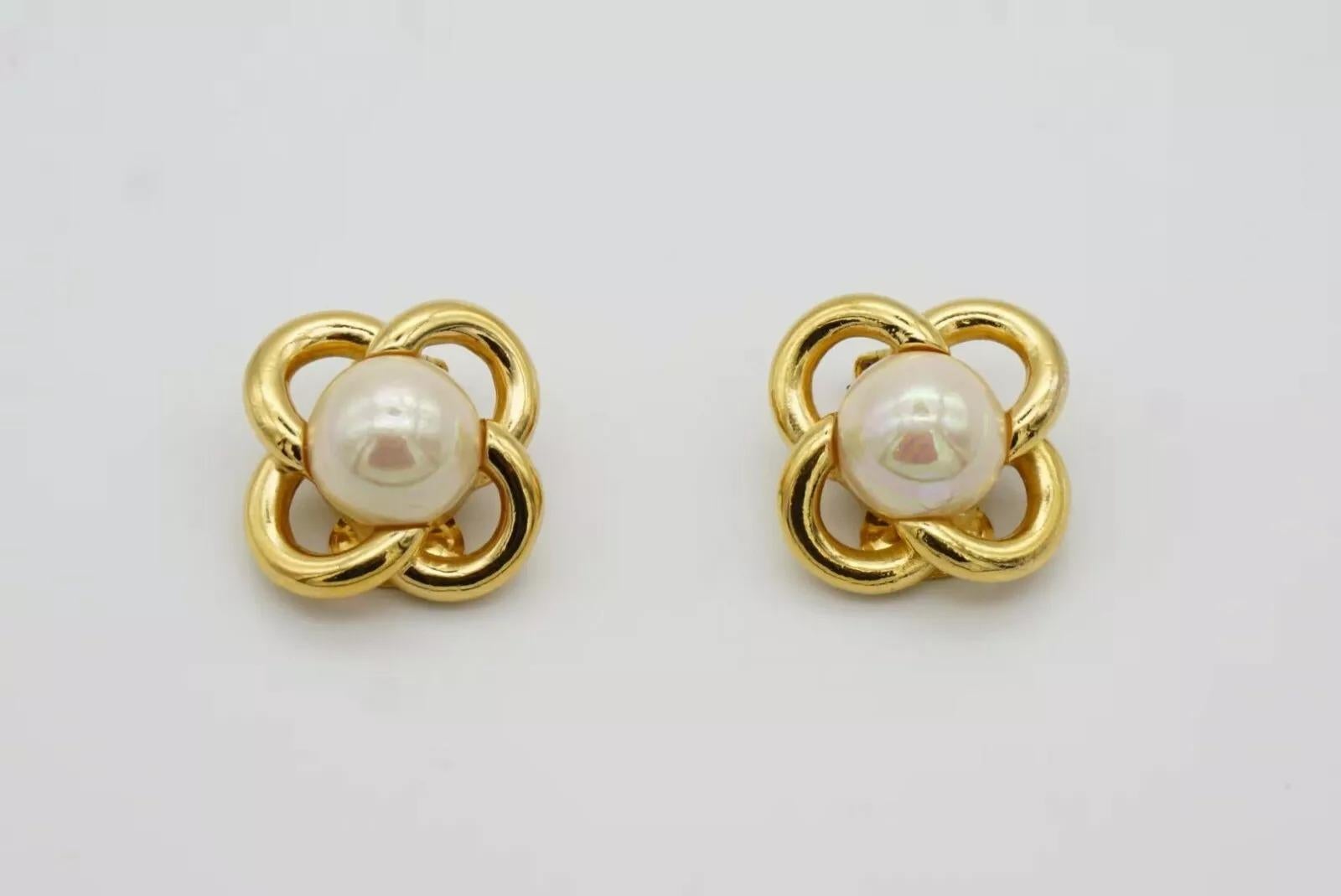 Christian Dior Vintage 1980s Blume Weiß Runde Perle Ineinandergreifende Clip-Ohrringe im Angebot 10