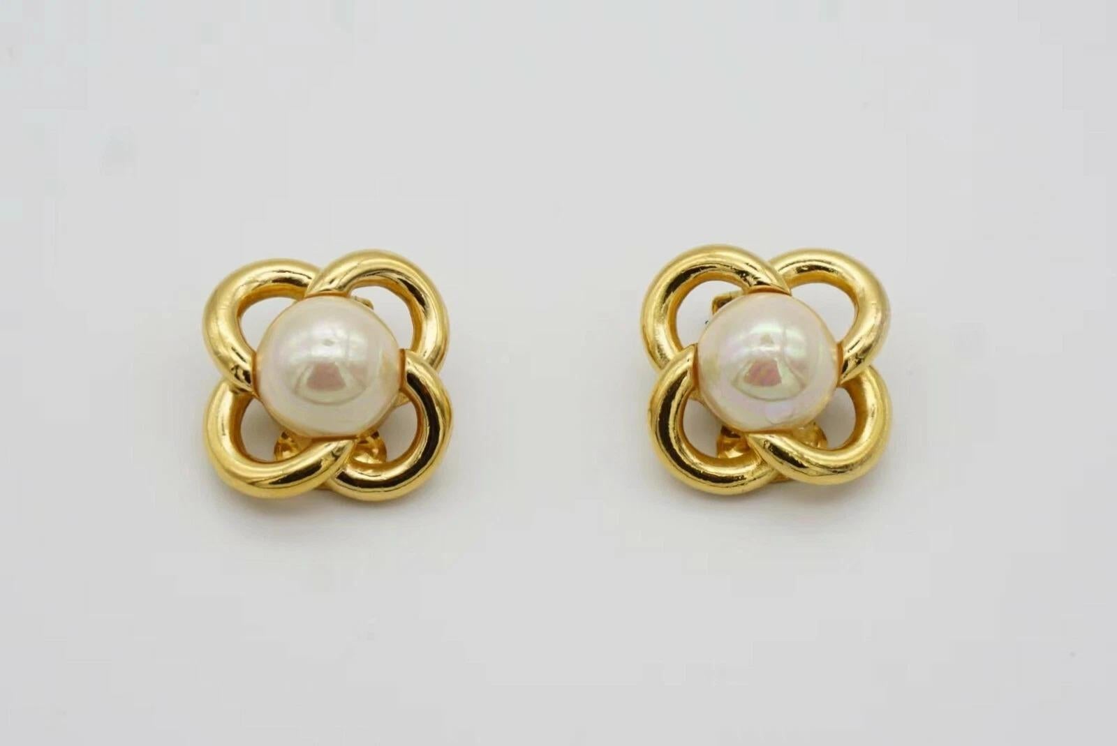 Christian Dior Vintage 1980s Blume Weiß Runde Perle Ineinandergreifende Clip-Ohrringe im Angebot 11