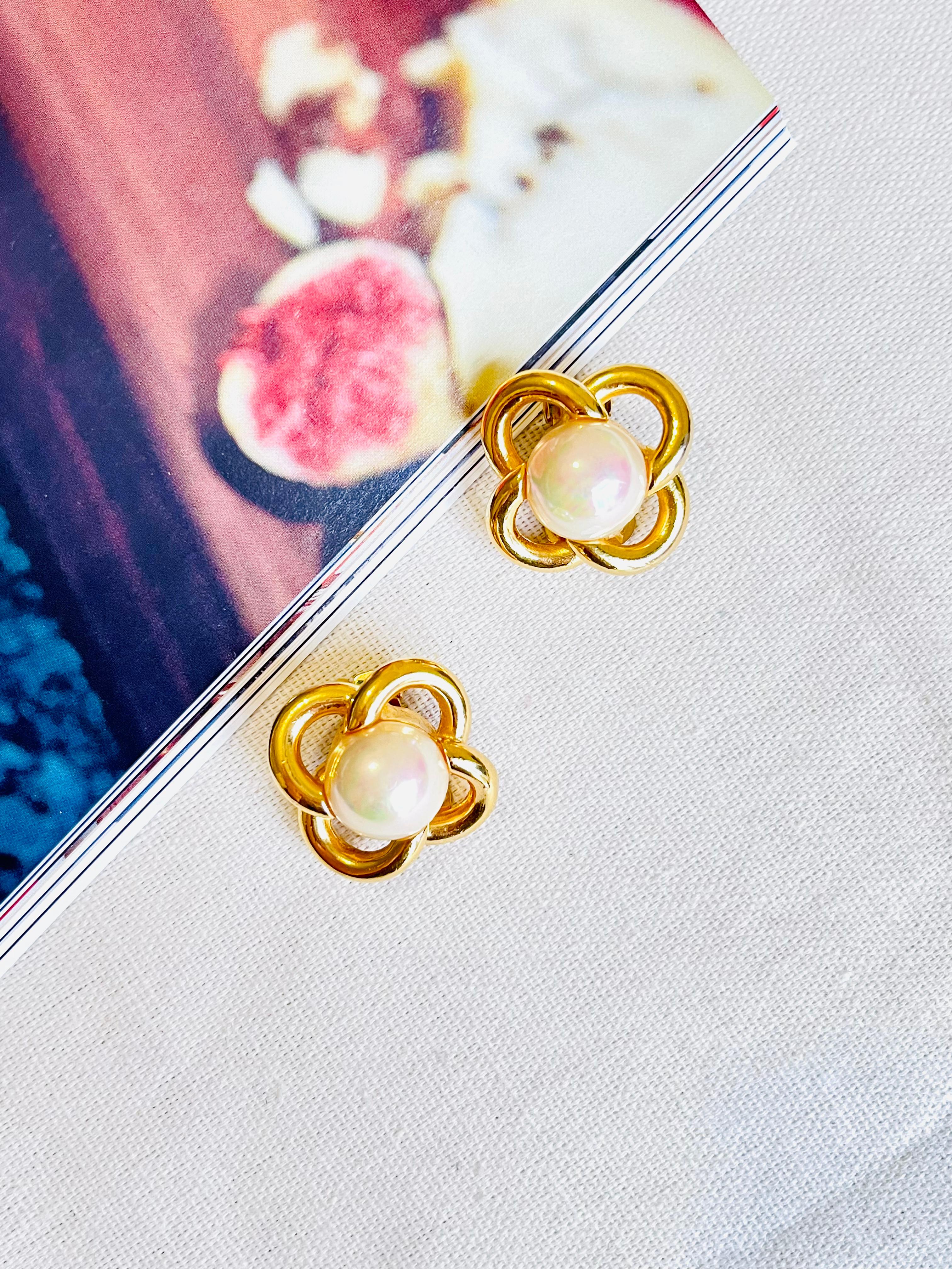 Christian Dior Vintage 1980s Blume Weiß Runde Perle Ineinandergreifende Clip-Ohrringe im Angebot 1