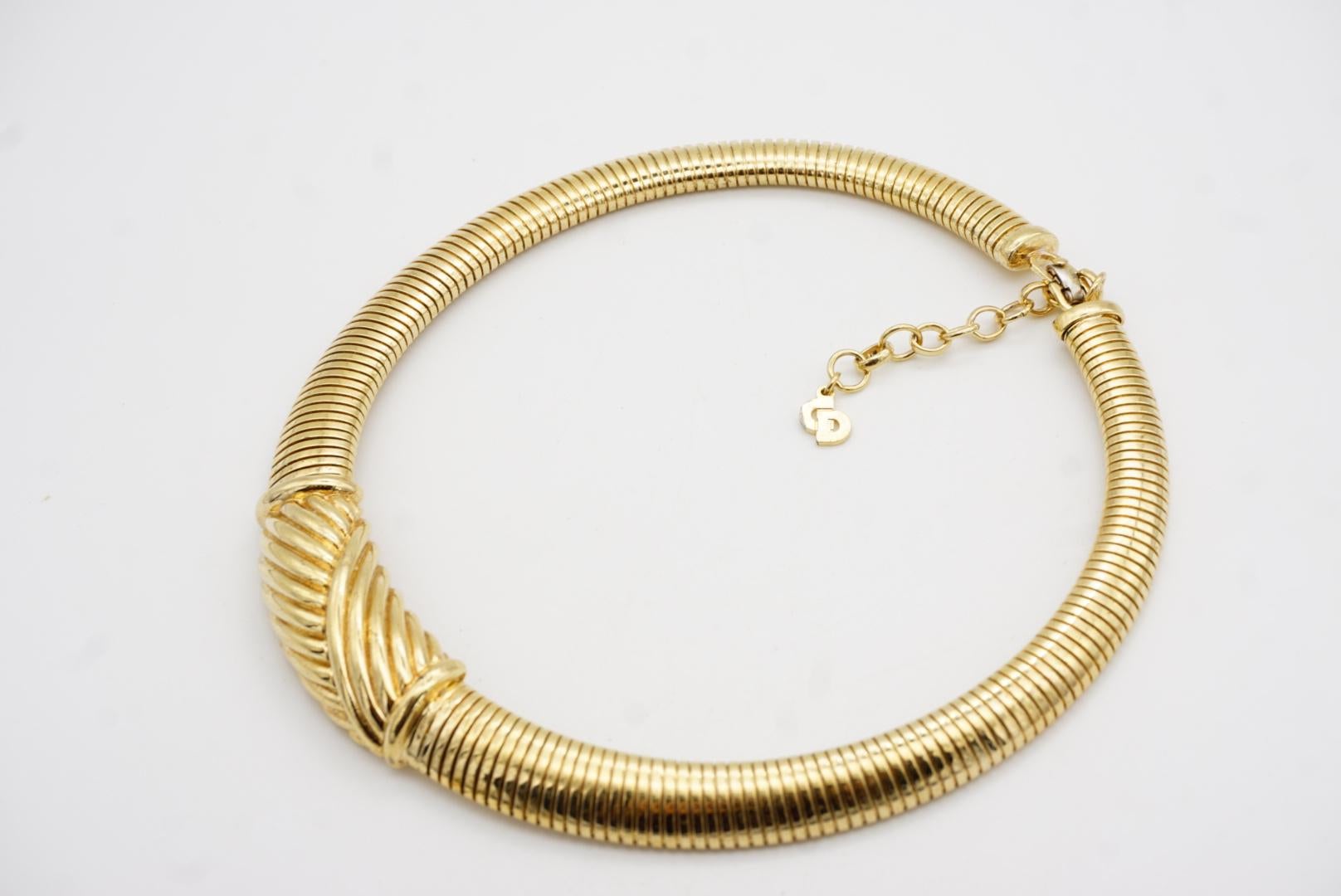 Christian Dior Vintage 1980s Geometric Ribbed Omega Snake Choker Gold Necklace For Sale 5