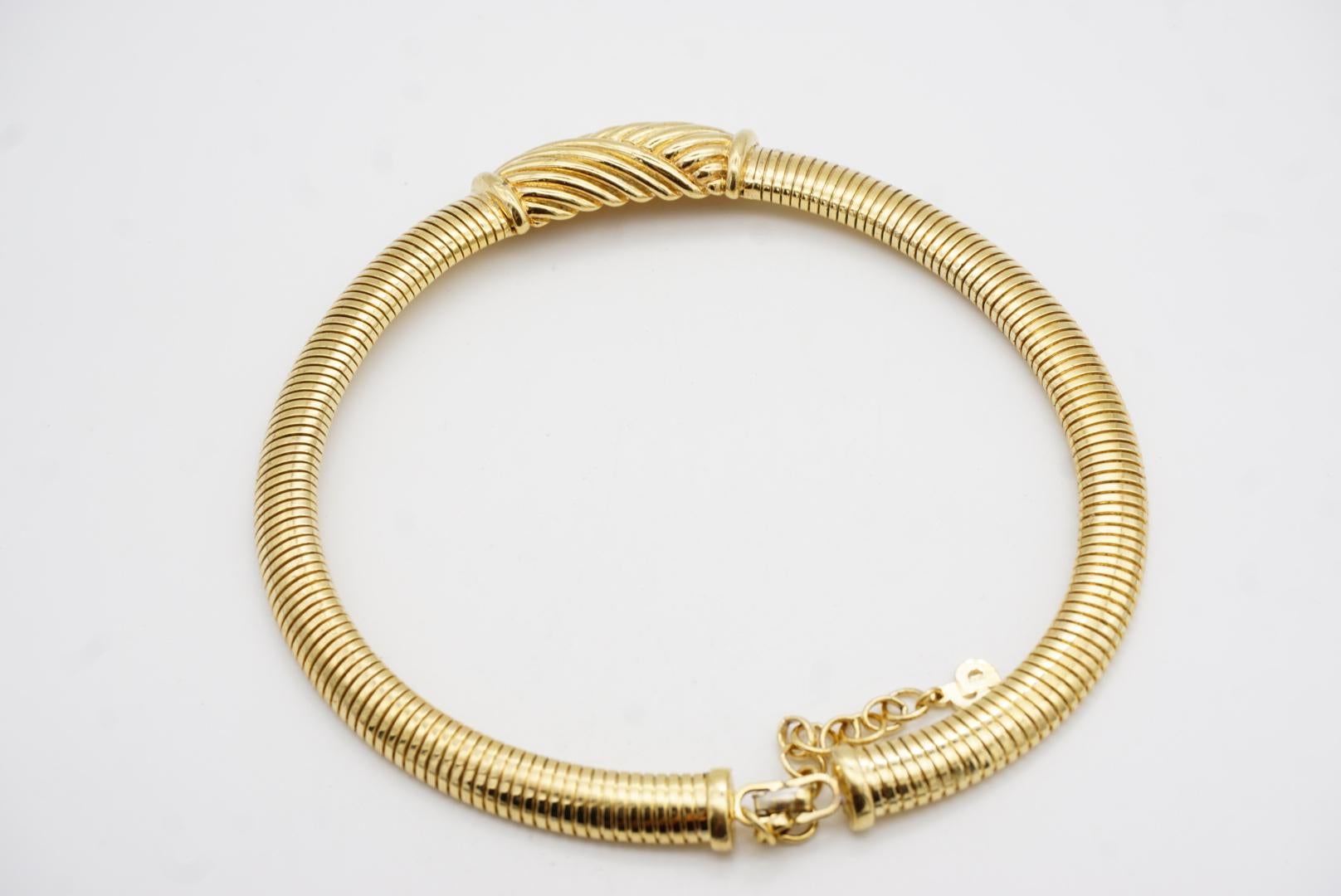 Christian Dior Vintage 1980s Geometric Ribbed Omega Snake Choker Gold Necklace For Sale 6