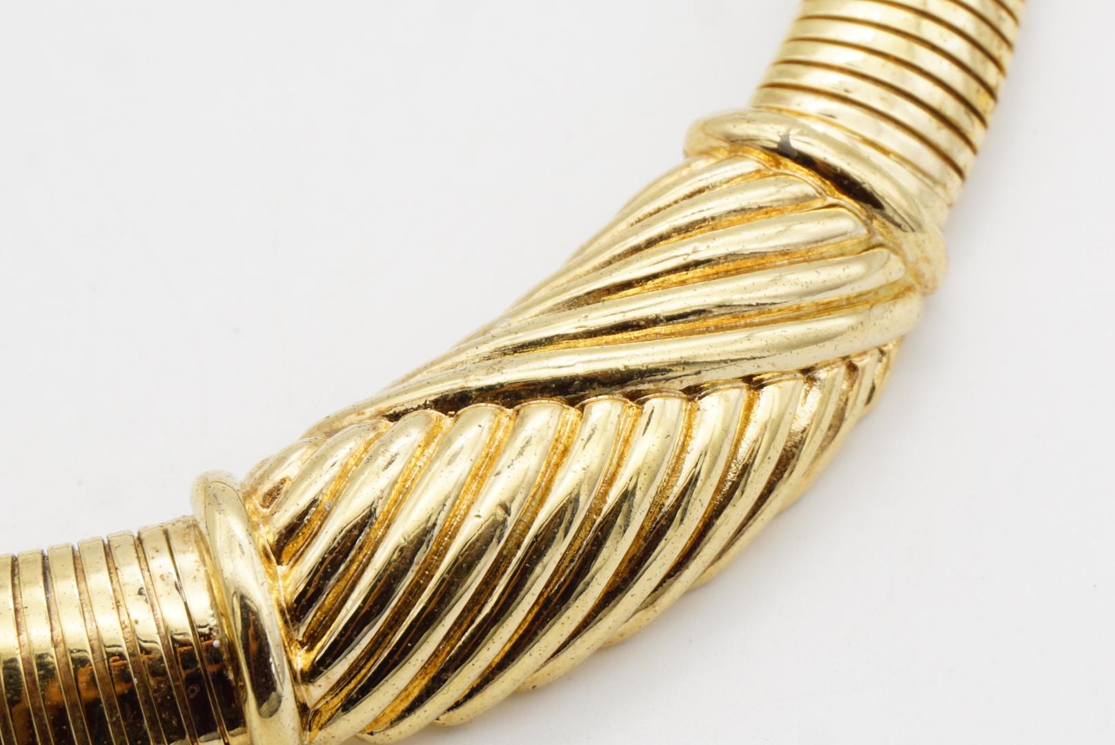 Christian Dior Vintage 1980s Geometric Ribbed Omega Snake Choker Gold Necklace For Sale 7