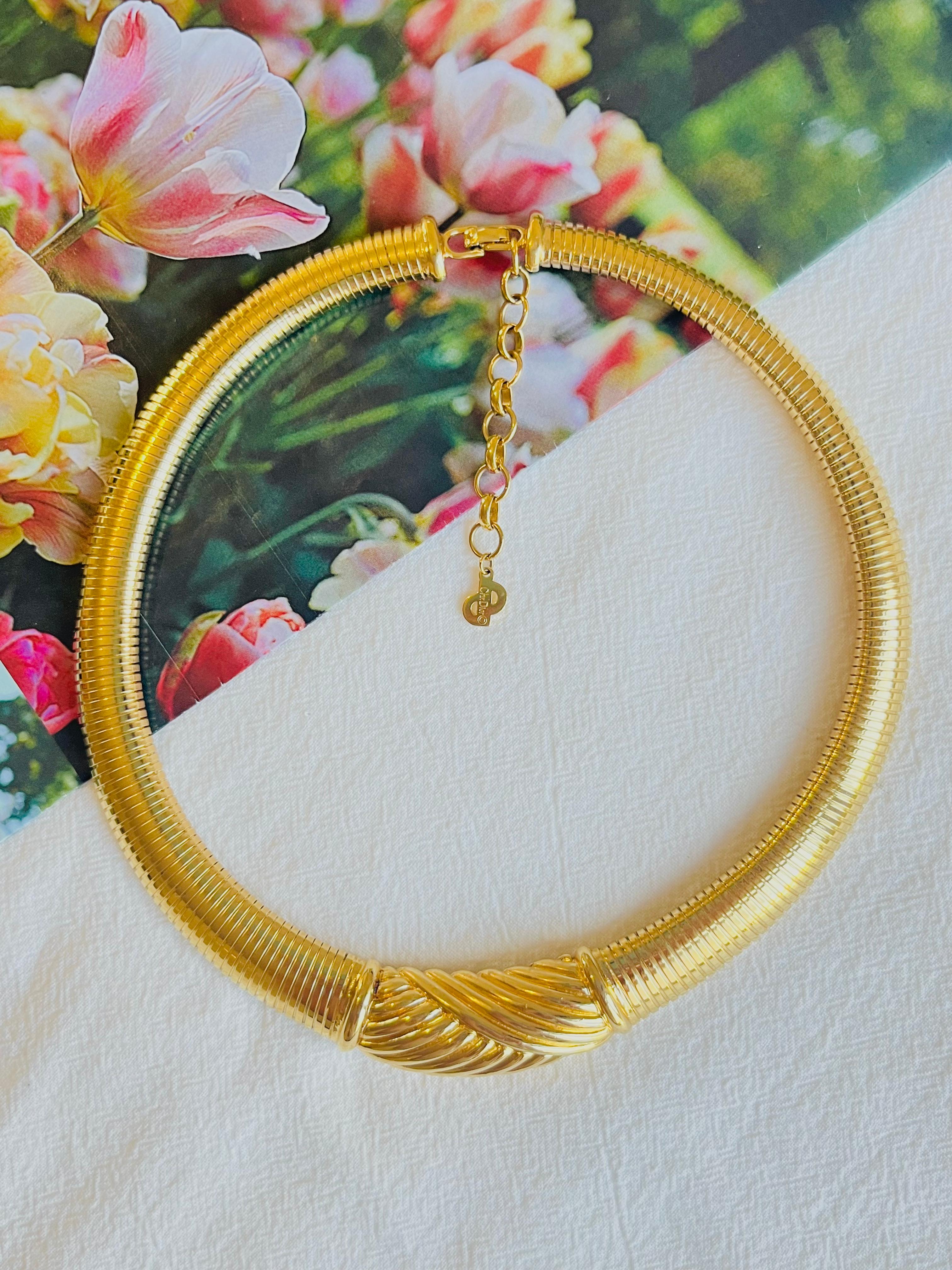 Christian Dior Vintage 1980s Unisex Geometric Pendant Ribbed Omega Snake Choker Collar Modernist Chunky Statement Necklace, Gold Plated

Very good condition. Light scratches or colour loss at back and clasp, barely noticeable. 100% Genuine.

Marked