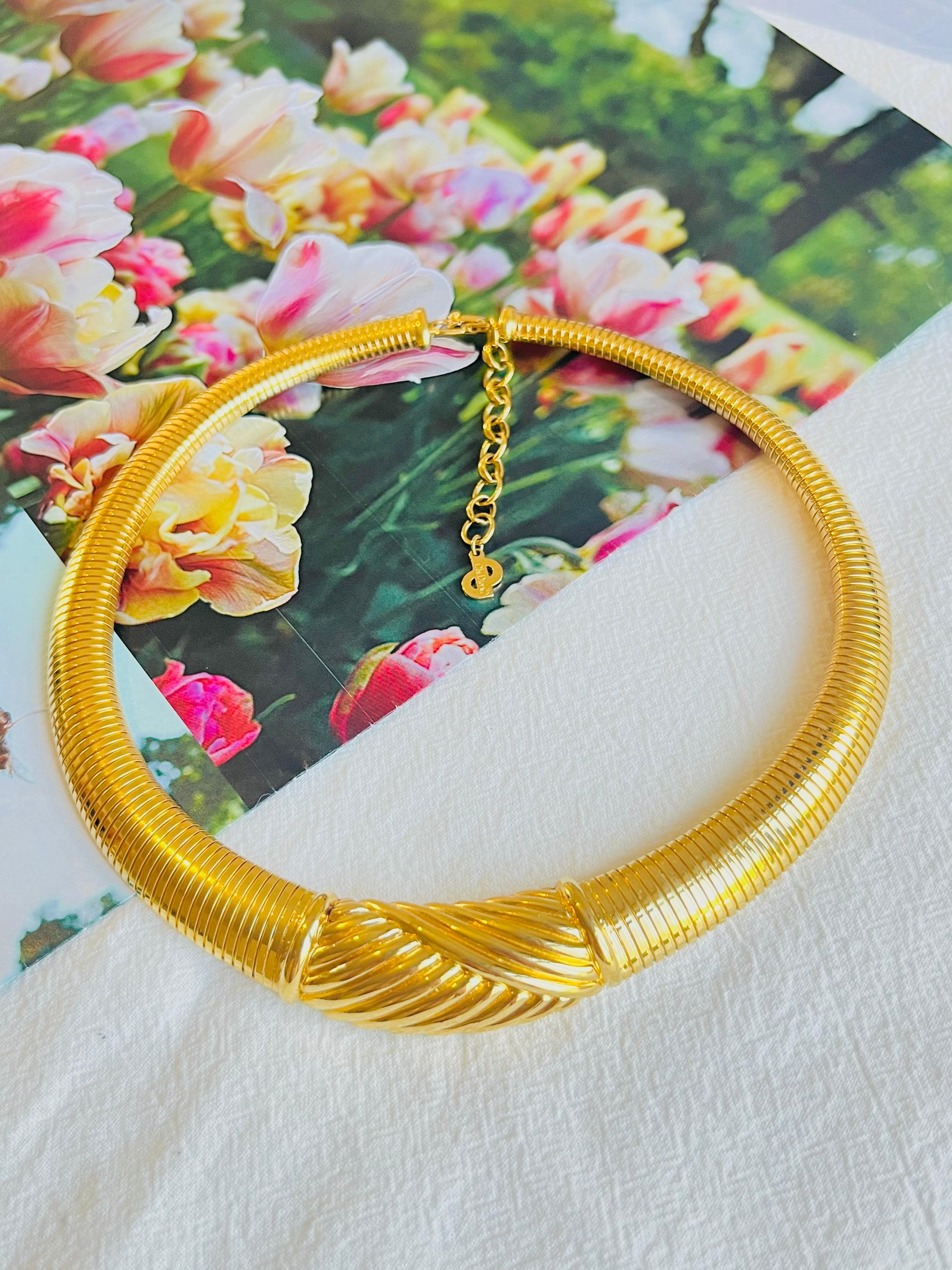 Art Deco Christian Dior Vintage 1980s Geometric Ribbed Omega Snake Choker Gold Necklace For Sale