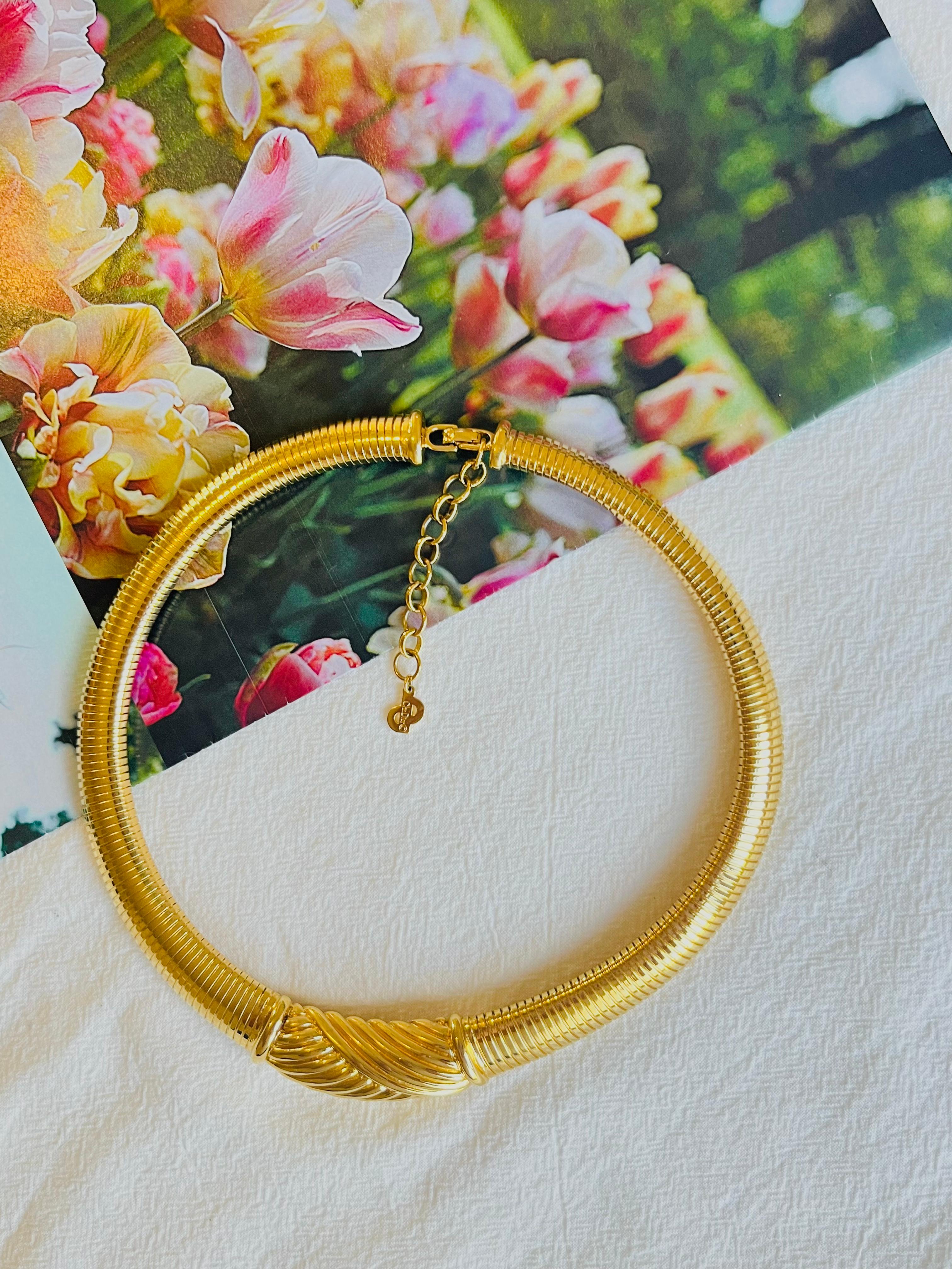 Christian Dior Vintage 1980s Geometric Ribbed Omega Snake Choker Gold Necklace In Good Condition For Sale In Wokingham, England
