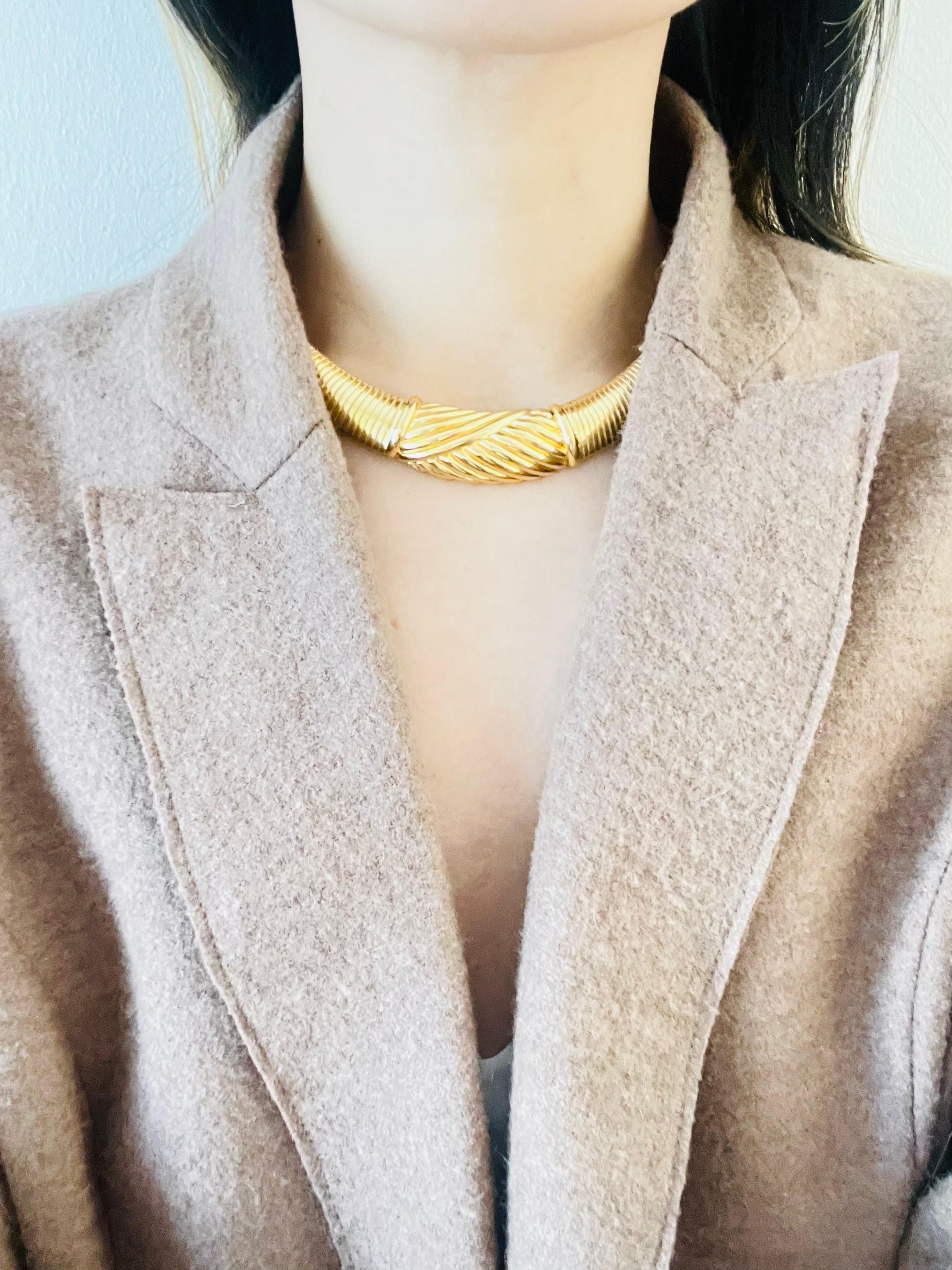 Women's or Men's Christian Dior Vintage 1980s Geometric Ribbed Omega Snake Choker Gold Necklace For Sale