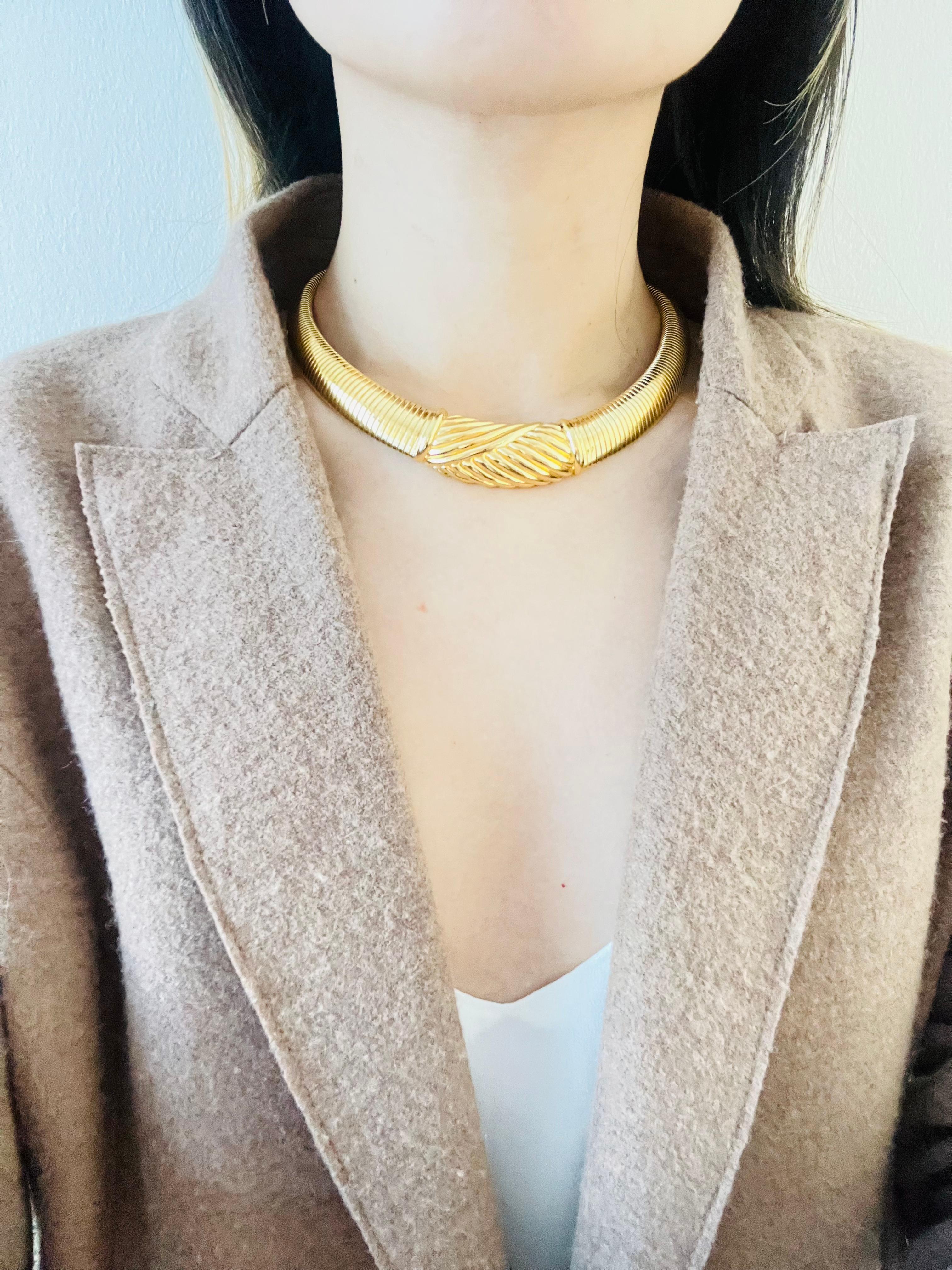 Christian Dior Vintage 1980s Geometric Ribbed Omega Snake Choker Gold Necklace For Sale 1
