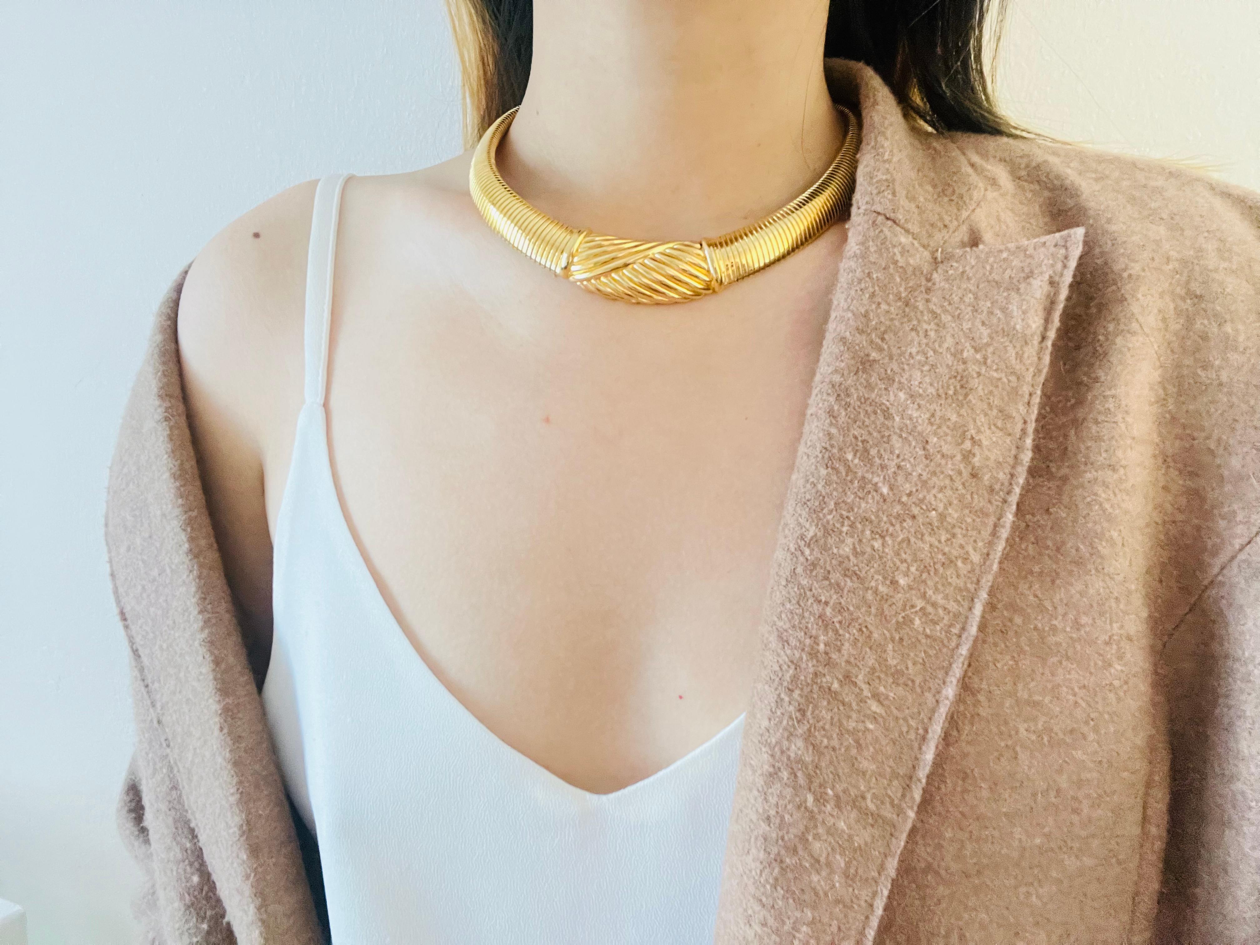 Christian Dior Vintage 1980s Geometric Ribbed Omega Snake Choker Gold Necklace For Sale 2