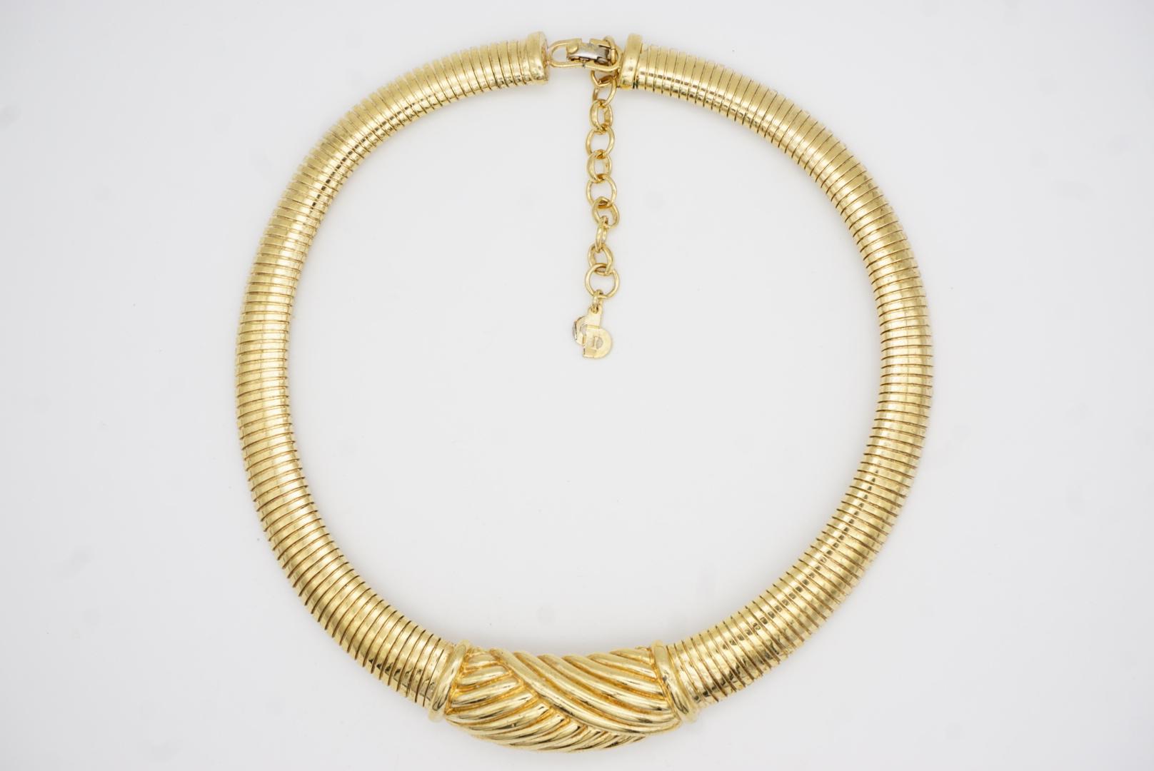 Christian Dior Vintage 1980s Geometric Ribbed Omega Snake Choker Gold Necklace For Sale 3