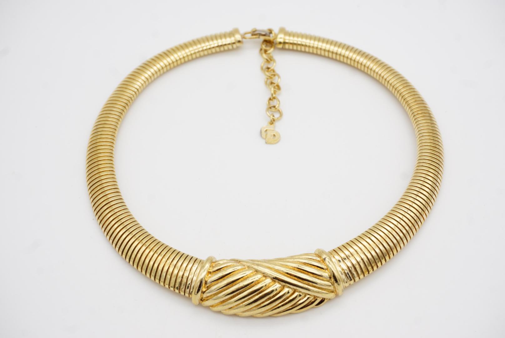 Christian Dior Vintage 1980s Geometric Ribbed Omega Snake Choker Gold Necklace For Sale 4