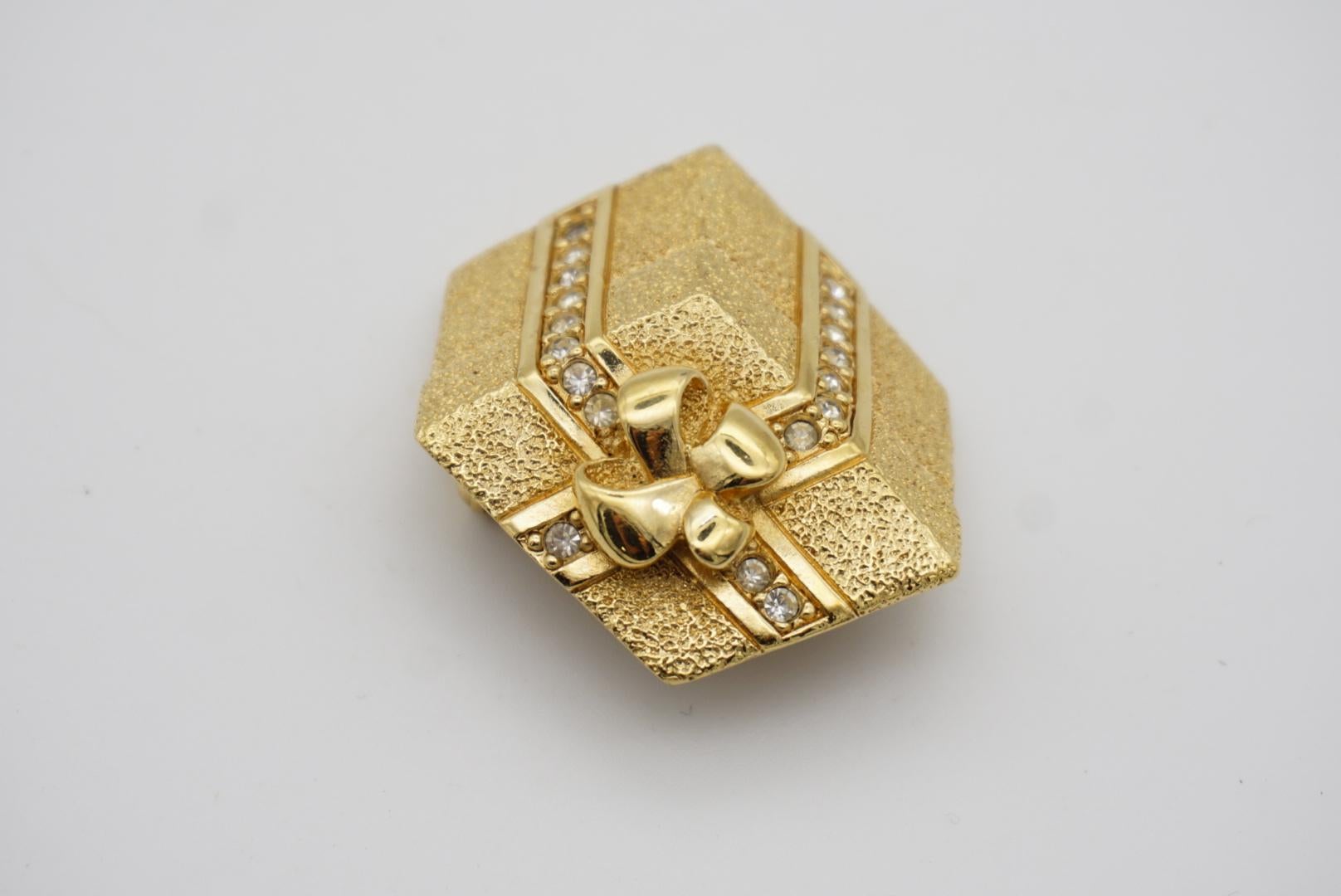 Christian Dior Vintage 1980s Gift Present Ribbon Cube Box Crystals Gold Brooch  For Sale 2