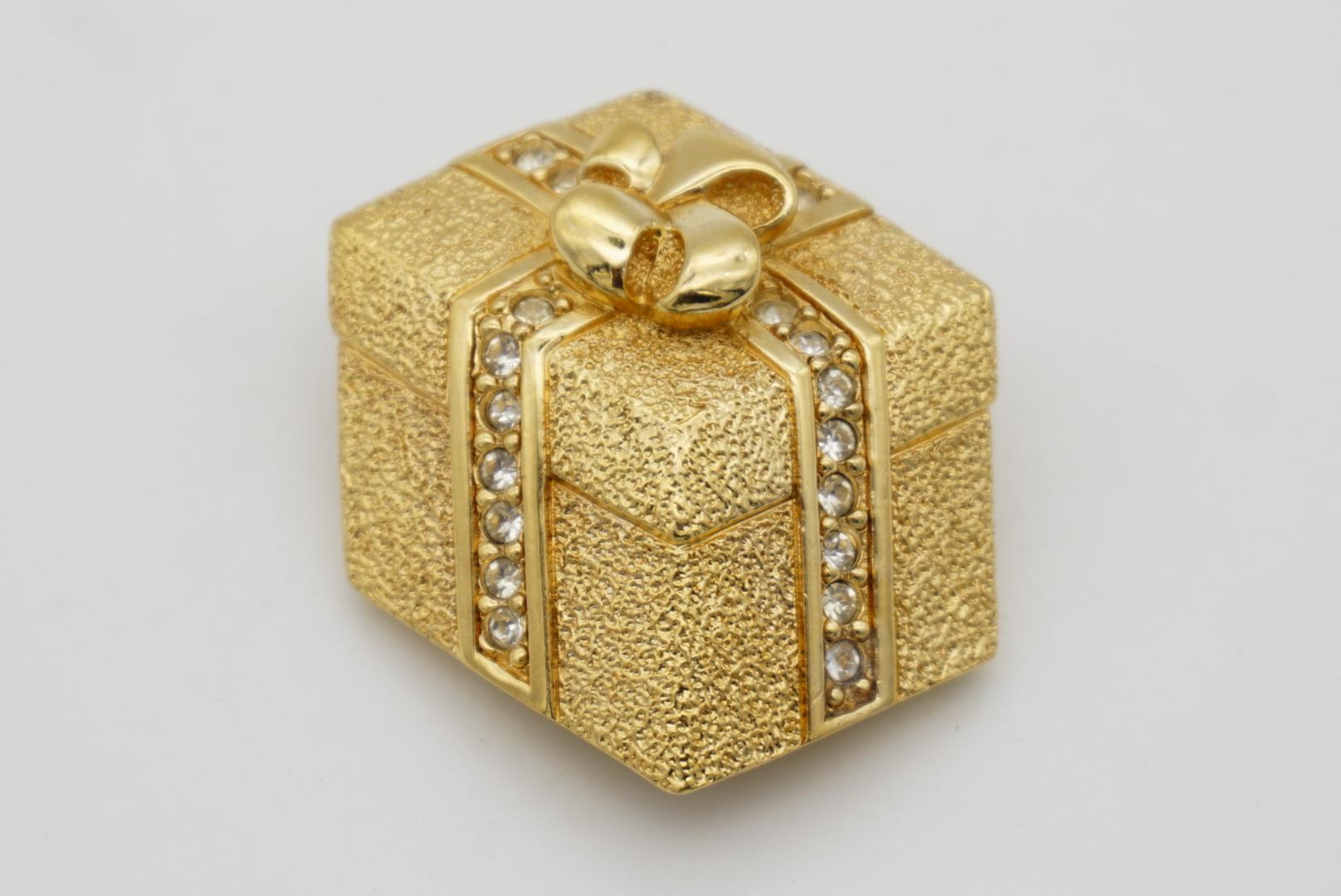 Christian Dior Vintage 1980s Gift Present Ribbon Cube Box Crystals Gold Brooch  In Excellent Condition For Sale In Wokingham, England