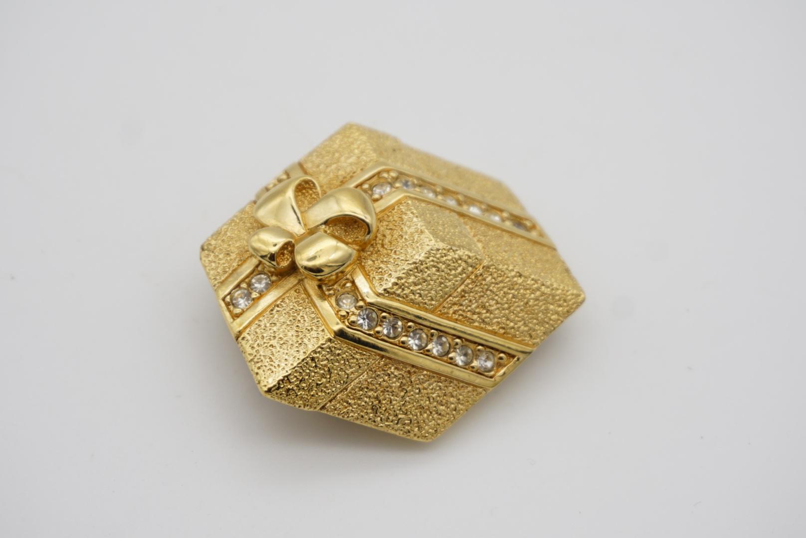 Christian Dior Vintage 1980s Gift Present Ribbon Cube Box Crystals Gold Brooch  For Sale 1
