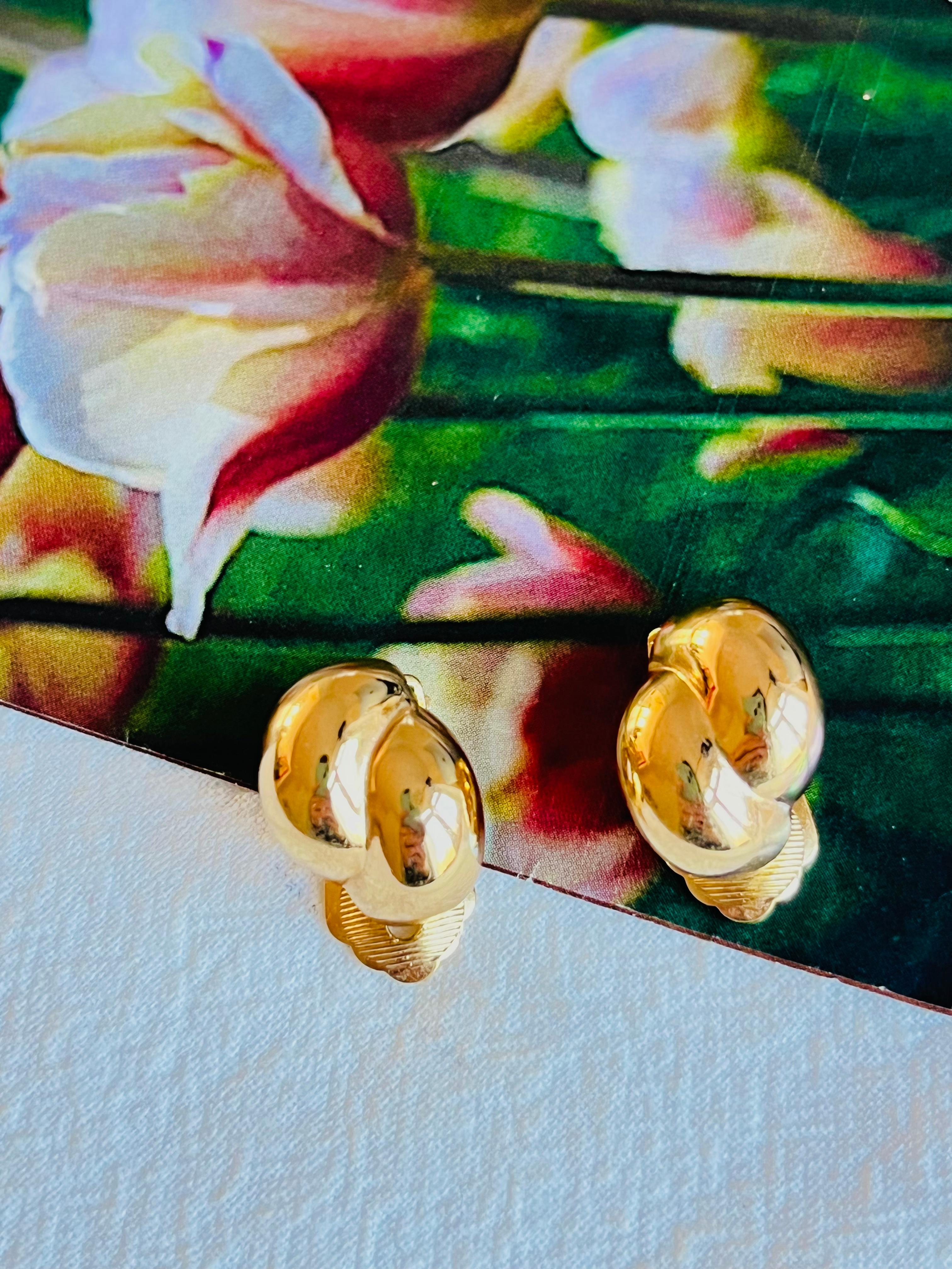 Contemporary Christian Dior Vintage 1980s Glow Double Twist Swirl Conch Shell Clip Earrings For Sale