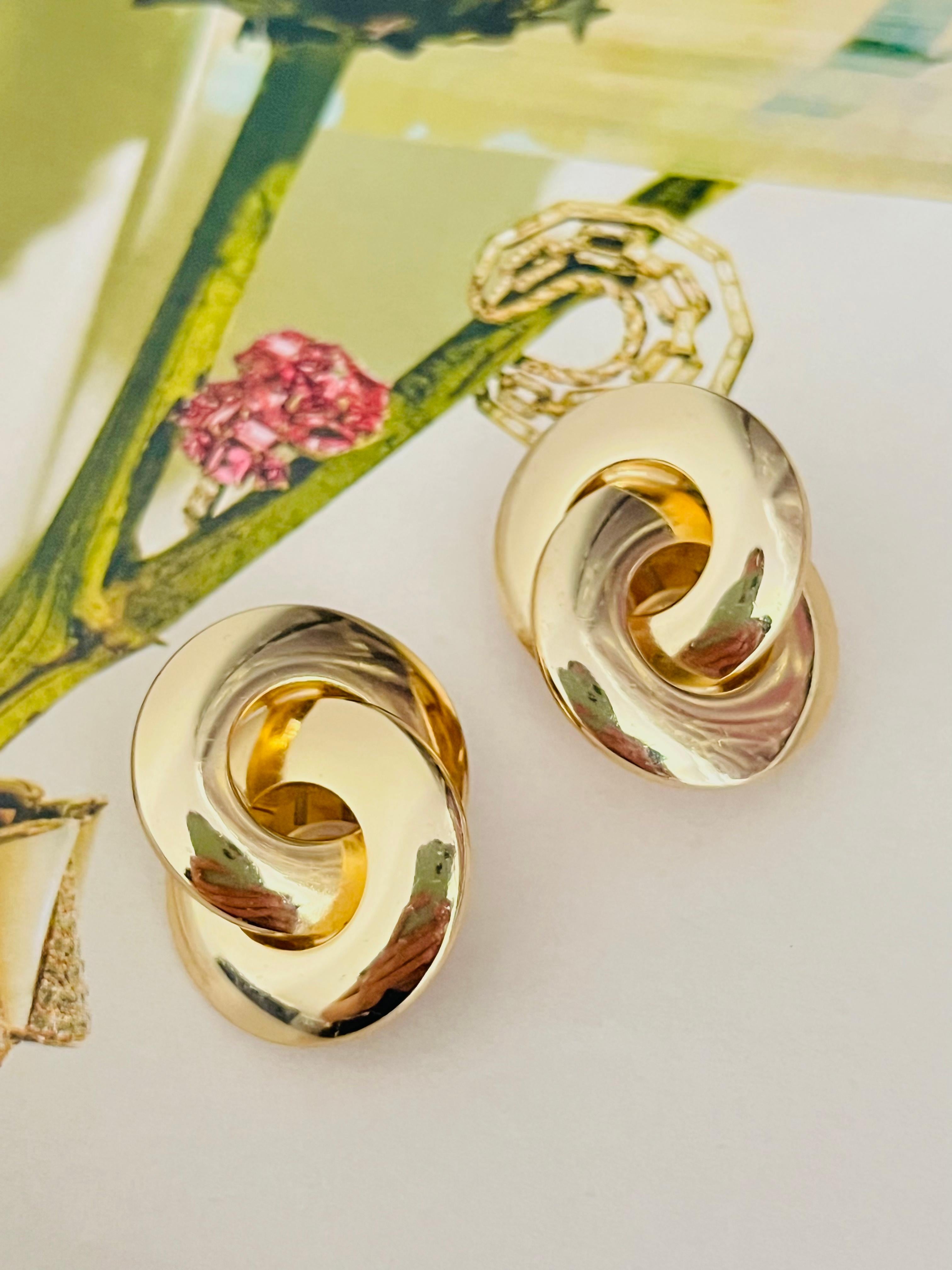 Christian Dior Vintage 1980er Jahre Unisex Glow ineinander verschlungenen Twist Knot Modernist Clip-Ohrringe, Gold-Ton

Sehr guter Zustand. 100% echt.

Ein sehr schönes Paar Ohrringe von Chr. DIOR, signiert auf der Rückseite.

Größe: 3,0*2,4